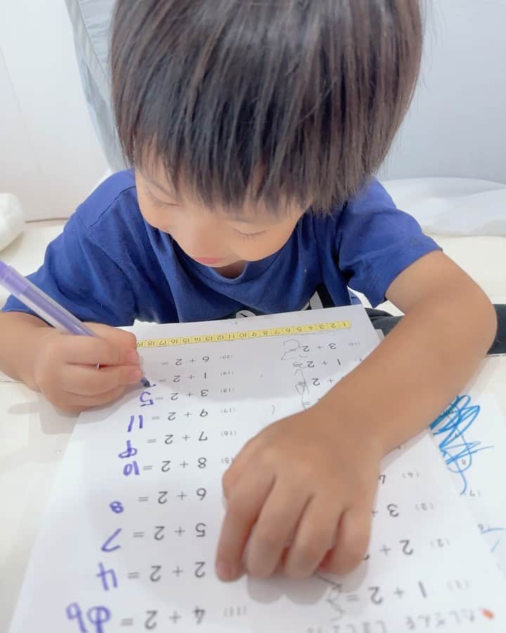 アレクサンダーのインスタグラム：「うちのあまのじゃく 1日10分だけ勉強 #勉強」