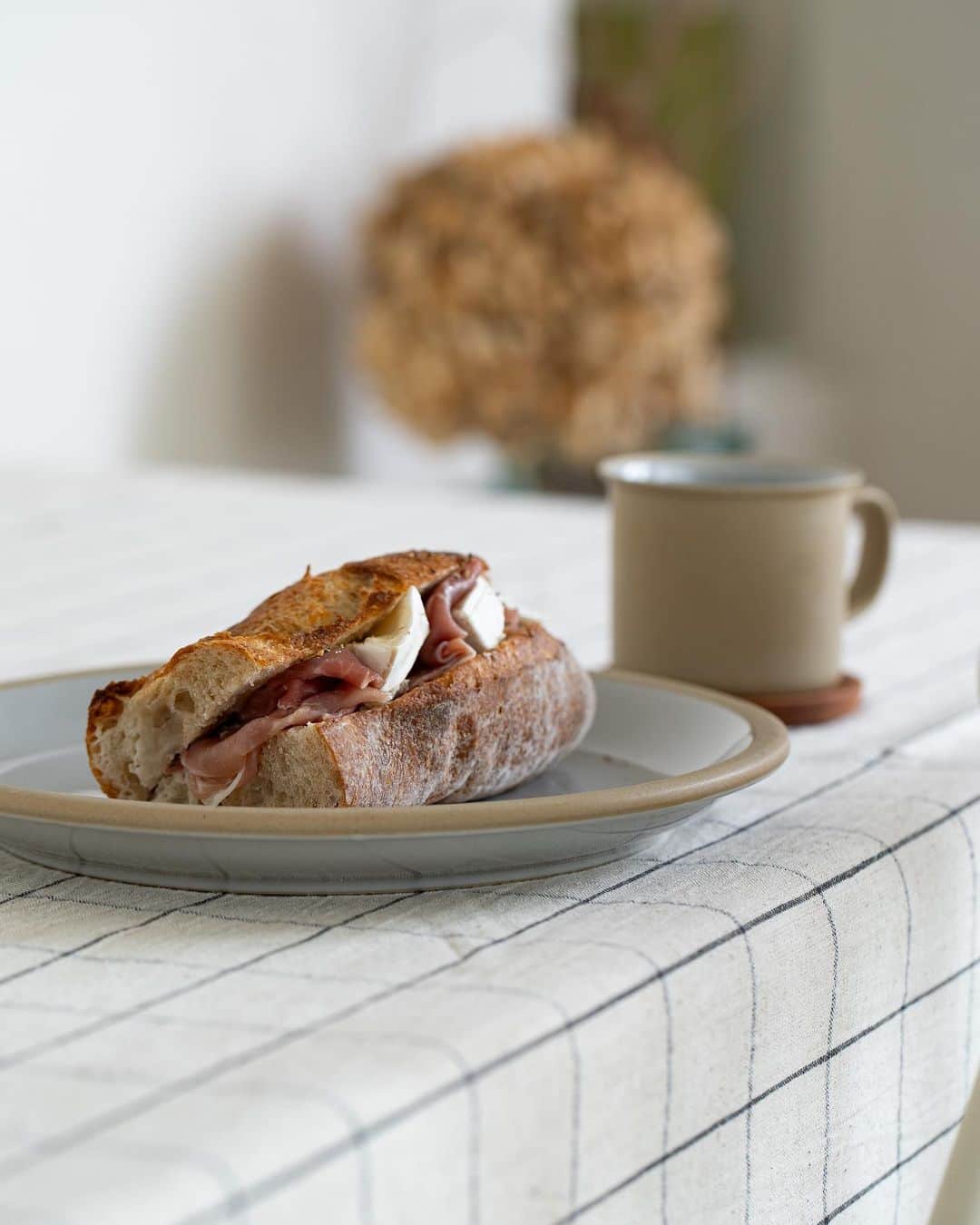 cafe_no_maのインスタグラム：「English follows Japanese  前職(CA)時代、パリへのフライトが入り始めた頃、スーパーのチーズ売り場の大きさに圧倒されていた私…　何を買えばよいか迷っていたとき、先輩に勧められたのがこの「CAPRICE des DIEUX」でした。以来、ワインと焼き立てのフランスパンと共に楽しむこのチーズがお気に入りに。詳細は、プロフィールリンク（ @cafe_no_ma ）から、「エブリデイ コーヒー リトリート」でご紹介しています🥖  During my previous job as a flight attendant, when I first started flights to Paris, I was overwhelmed by the size of the cheese section in supermarkets... Lost on what to buy, it was the 'CAPRICE des DIEUX' that was recommended to me by a senior. Since then, this cheese, enjoyed with wine and freshly baked French bread, has become a favorite of mine. For more details, check out 'Everyday Coffee Retreat' through the profile link ( @cafe_no_ma ) 🥖.」