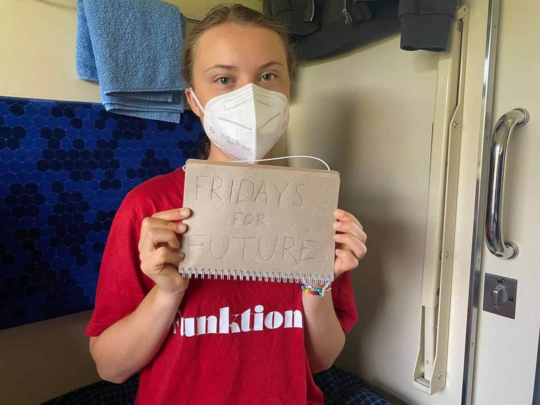 グレタ・トゥーンベリのインスタグラム：「Week 254. When you travel without flying, you often find yourself stuck on trains nonstop for several days. Today is one of those days, which means that the Friday strike this week will be from a train. #FridaysForFuture #ClimateStrike」