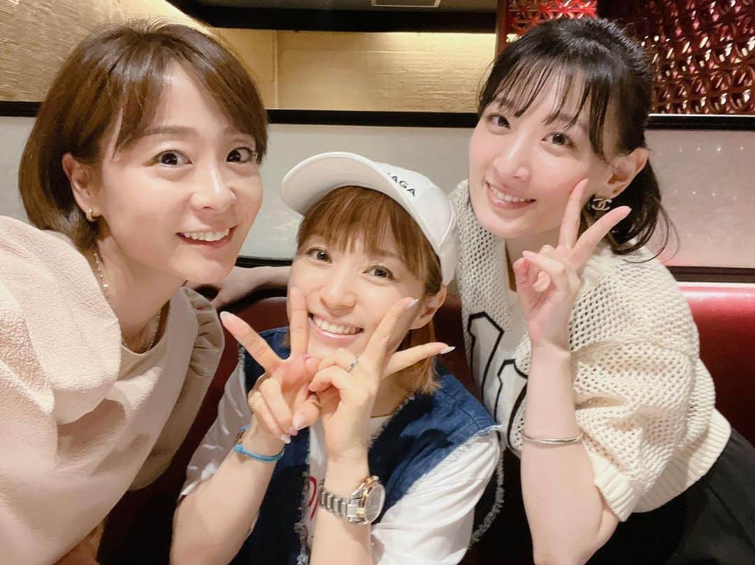 たかはしゆいのインスタグラム：「久しぶりにSDN48のメンバーに会ったよー❤️❤️❤️ ・ 同じ二期生だった、ゆうきちゃんとねーね🍒 ・ めちゃ楽しかったぁ！ 久しぶりに会ったけどみんな変わらないねーって話になったー😆 ・ でもね、ゆうきちゃんもねーねもより可愛くてキレイになってて大人の色気を感じたぞ😍❤️ ・ そして、結婚のお祝いをしてくれた☺️✨ だんな&よめカップが可愛すぎてツボったよ😆早く旦那くんにも見せたい🎁 ゆうきちゃん、ねーねありがとう！感謝だよ❤️ ・ ・ #sdn48 #二期生  #プチ同窓会 #お祝いありがとう  #楽しい時間はあっという間  #また会いたいな」