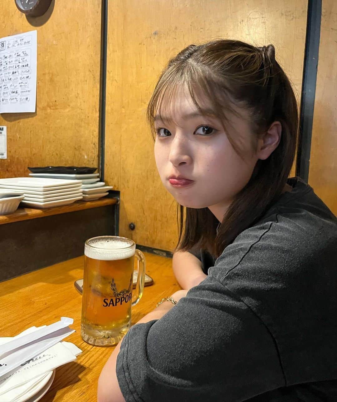 海老野心さんのインスタグラム写真 - (海老野心Instagram)「21歳になりました〜！ 時差の関係でこれから29日が終わるのですがあっという間に気づいたら21歳... この私が21歳になるなんて... 21歳の時カナダにいてカナダで誕生日を迎えるなんてことは想像もしていませんでしたがこの決断をして私はとってもよかったと今心の底から言えるくらい充実して楽しい日々を過ごしています！  もちろん、辛いことや悲しいこと寂しいこともたくさんありますがこれも全て自分の人生の中の経験として乗り越えてます！ 今日はシェアハウスのお友達と居酒屋に🏮 サッポロめちゃくちゃ美味しくてうまぁー！！！と心の底から声が出ました笑笑 こっちに来るまでビール苦手だったのにこっちにきてからビールが大好きになってしまい、さらに世界各国のビールを飲めるようにもなってお酒も少しずつ楽しめるようになってきました🍺 今年中にワインに挑戦したい🍷ですwwww お酒の話はこんなに良くて笑笑笑 ・ とにかく今年もこうして無事に誕生日を迎えられたこと。 今日本にいないにも関わらずSNSを通してお祝いしてくださった方々本当にありがとうございました😭 21歳の私もよろしくお願いします！ 21歳！今までの人生の中で1番濃い1年間になりますように❤️‍🔥  これからも応援よろしくお願い致します！ #カナダ #カナダワーホリ」6月30日 15時50分 - heart_u29