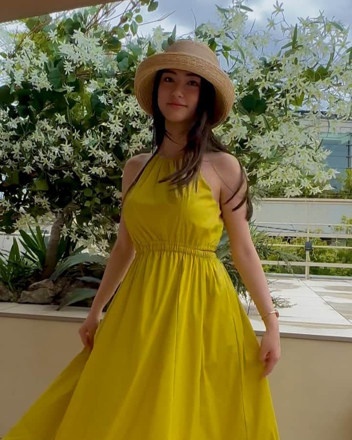 あんなのインスタグラム：「リゾート地にピッタリなワンピと帽子🌻  Dress @_estella.k_  Hat @chapeaud_o」