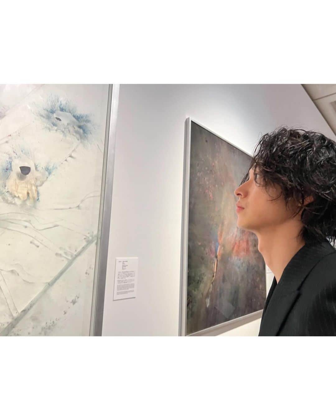 山﨑賢人のインスタグラム：「サンローランアートイベント 蔡國強　宇宙遊ー〈原初火球〉から始まる 国立新美術館で拝見させていただきました。 数々の素晴らしいアートばかりでした！ #じっくり見る山﨑さん #サンローラン @ysl」