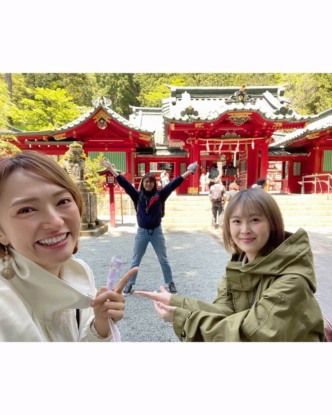 杜野まこさんのインスタグラム写真 - (杜野まこInstagram)「【 #ねまちょ 】 ＼ねまちょ～今日もどこかのまんなかで～／ 箱根旅編の第2回目配信されました🚗✨  箱根神社⛩️に行ってきたよ！！ お天気にも恵まれて気持ちよかったなぁ〜♡ お揃いのお土産&視聴者プレゼントもゲットしたり！！ 私は鍵につけてる✌️  ニコニコチャンネル YouTube 共に「ベルガモtalks」で検索してみてみて下さい‼️ ごゆるりと共に旅気分を♡  続きは各月最終木曜日の19時配信です🌈✨  #金子有希 #杜野まこ #桜咲千依 #ベルガモ #声優 #旅 #旅番組 #神社  #箱根 #箱根神社 #九頭竜 #japan #beautiful」6月30日 16時03分 - makomorino