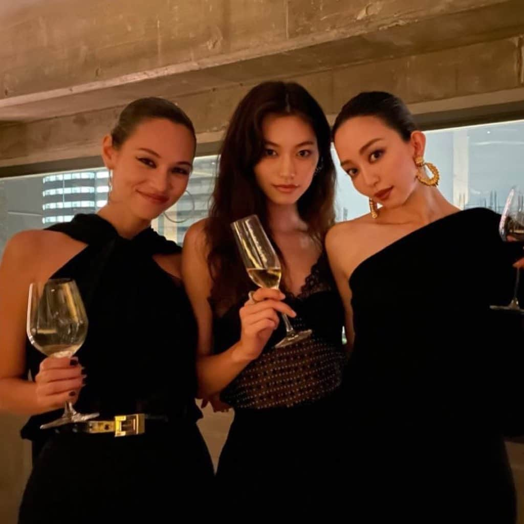 キム・ドヨンのインスタグラム：「230628 Doyeon with Kiko Mizuhara & Hana Matsushima🖤」