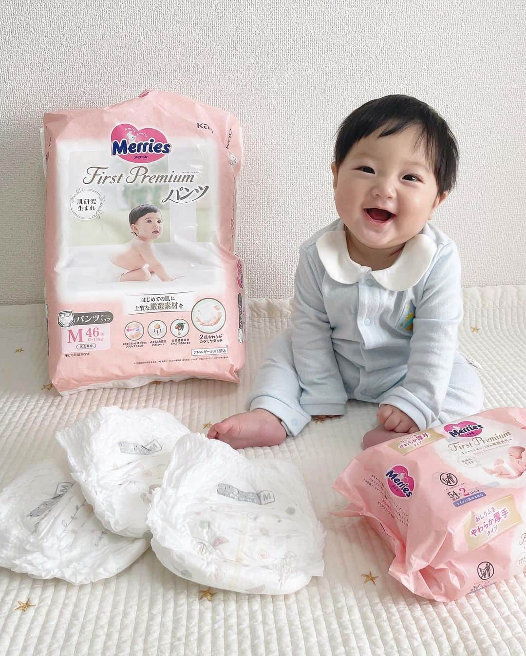 花王 メリーズ Merriesのインスタグラム：「お気に入りのメリーズおむつと一緒に👶💞 . メリーズファーストプレミアムのパンツタイプをお試しいただき、 「触ってみると、ふかふかで肌触りがとっても良い💕 履かせてみるとしっかりフィットするので漏れなさそう！」と大変嬉しいコメントをいただきました✨ . 寝返りをマスターしてずりばいも始めたら、パンツタイプに切り替えのタイミング💚 . こちらの素敵なお写真は @ayamato1149 さんのお写真です。 @ayamato1149 さまのアカウントはとっても素敵なお写真ばかりですので、みなさんもぜひご覧になってみてくださいね😍 --------------------------------------------------- 花王の赤ちゃん用品ブランド「メリーズ」公式アカウントです👶 . 「#メリーズ」「#メリーズファーストプレミアム」で投稿いただいた中から素敵なお写真をご紹介していますので、ぜひ投稿してみてくださいね✨ . 新発売！パワフル通気でムレ発散。メリーズで「#ずっと肌さら」🎵 --------------------------------------------------- . . #メリーズファーストプレミアム #赤ちゃん #ベビー #成長記録 #子育て #子育てグラム #赤ちゃんのいる生活 #新米ママ #プレママ #ママカメラ #親バカ部 #ハイハイ #赤ちゃんのいる暮らし #赤ちゃん写真 #赤ちゃん動画 #ベビスタグラム #0歳 #1歳 #2歳 #育児 #育児あるある #ベビーフォト #ベビーグッズ #オムツ #オムツ姿 #育児グッズ #👶」