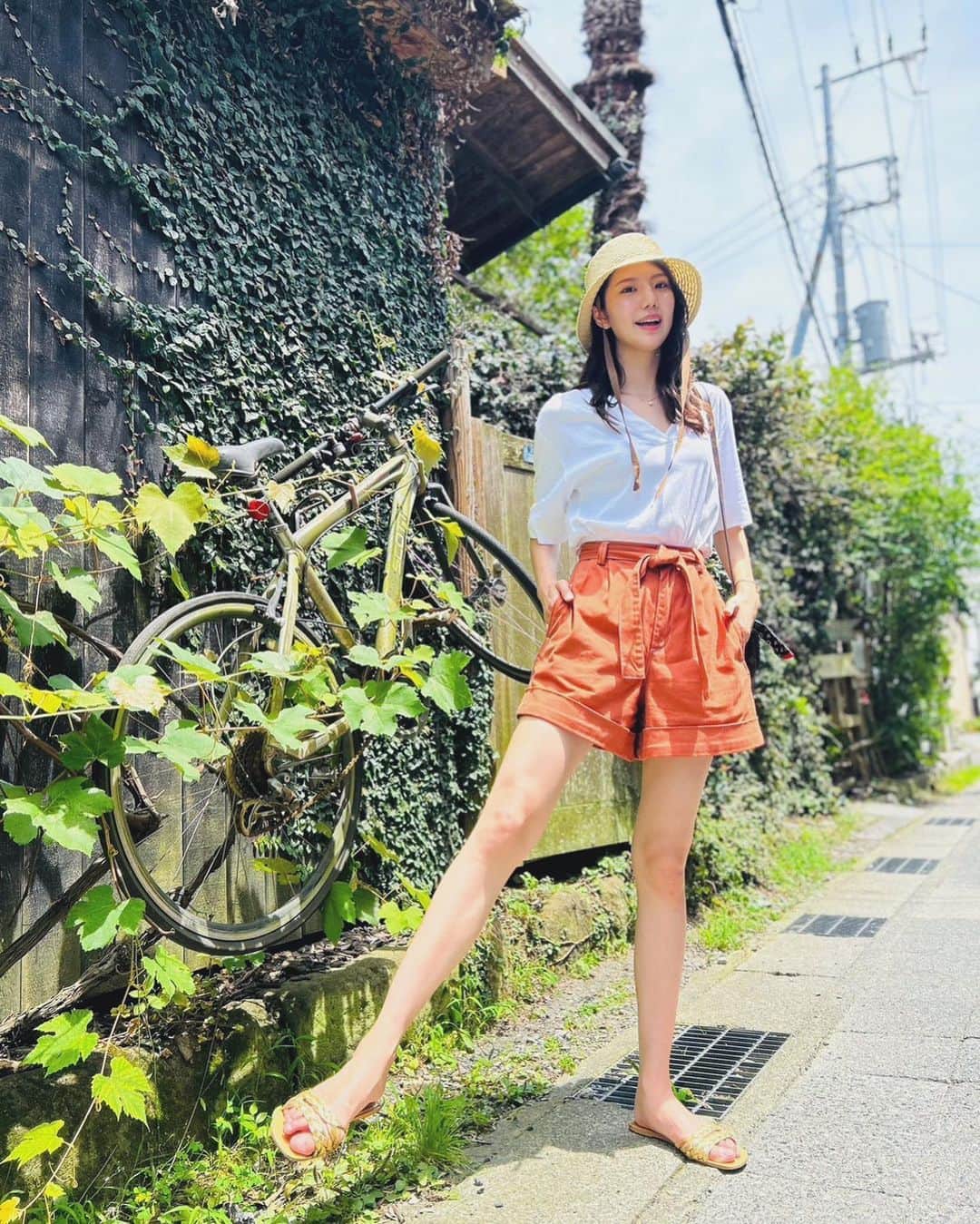 竹内佐織のインスタグラム：「麦わら帽子デビュー戦👒  . . #ショートパンツ#カラーコーデ #コーデ #美脚#美脚女子 #脚長#高身長#おるちゃん#オルチャンファッション #オルチャン#韓国ファッション #韓国メイク #셀카#얼스타그램#좋아요#좋아요반사#소통#팔로우환영#오오티디#오늘의훈녀 #ザラ#ザラ購入品 #海外ガール #海外ファッション #海外コーデ #麦わら帽子　#バケットハット#鎌倉観光 #鎌倉散歩 #鎌倉」