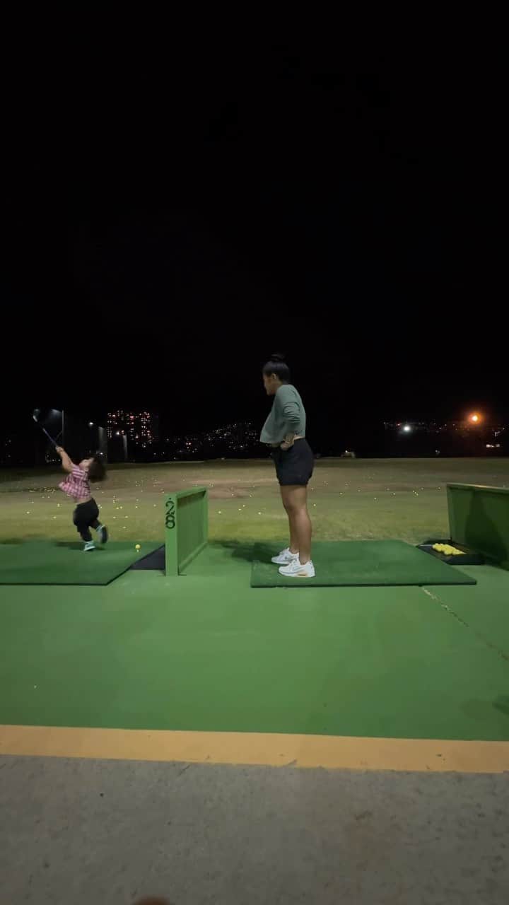 ケリア・モニーツのインスタグラム：「Quick break in the commercial flood for a good ole fashion real life content haha!! Lets golf, what’s the worst that could happen?  @aunty_megzzz @joetermini 😂😂」