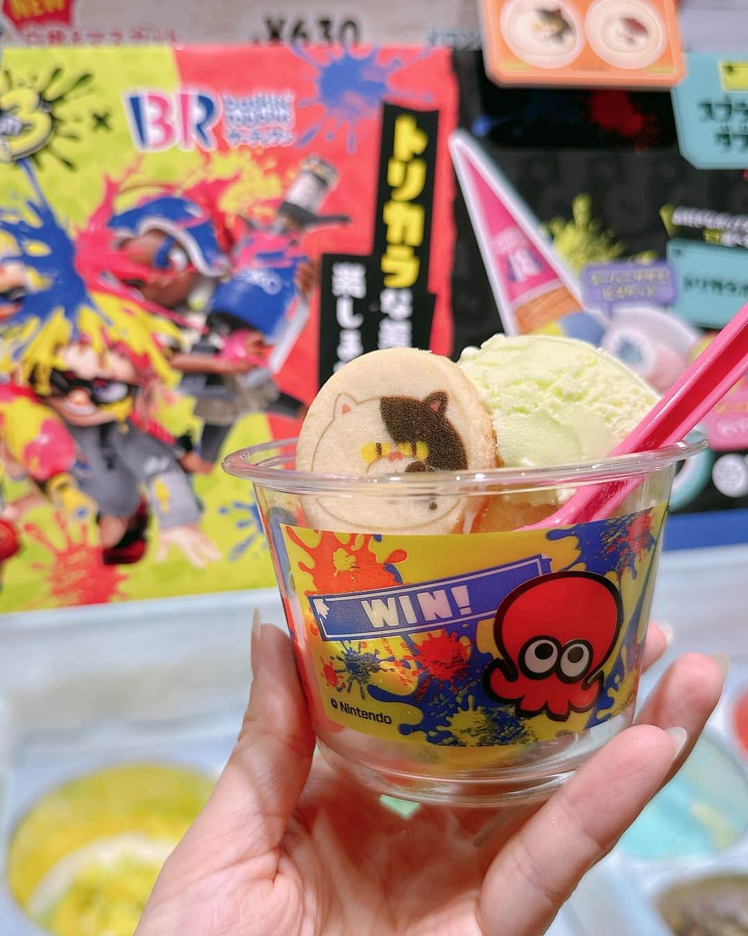 折原みかさんのインスタグラム写真 - (折原みかInstagram)「イカしたアイスクリーム🦑🍦  31アイスクリームでスプラトゥーンコラボ🍨😍  アイスをダブルで注文すると、数量限定でジャッチ君のクッキー🍪が貰えるよ♪  もちろんフレーバーは新作の 『イカすトリカラフルーツパンチ』  #31アイスクリーム #スプラトゥーンコラボ #コラボ #サーティワン #オリジナルカップ #ジャッチ君 #イカすトリカラフルーツパンチ」6月30日 16時02分 - mikaorihara