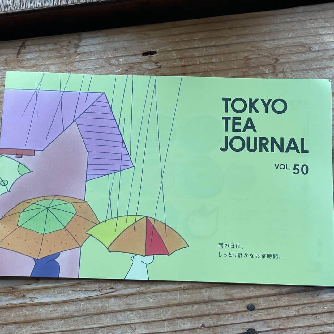 甲斐みのりさんのインスタグラム写真 - (甲斐みのりInstagram)「・ 煎茶堂東京が発行する 「TOKYO TEA JOURNAL」にて お茶に合うあんこのおやつを紹介しています。  #Repost @senchado_tokyo ・・・ 【新連載】 #とっておきのMYあんこ  vol.01 芝寿し〈 おはぎのマリちゃん 〉 甲斐みのり . . . あの人が愛するあんこと、 あんこの思い出エピソード。 3ヶ月ごとに様々な“あんこラバー”が、 その人生で記憶に残るあんこのお話をご紹介します。 月に一度更新予定。  今回は、文筆家・甲斐みのりさんの 思い出深いあんこについて教えていただきました。  - - - - - - - - - - - - - - - - - - - - -  子どもの頃は生クリームが食べられず、 誕生日はバースデーケーキならぬ、 バースデーおはぎを 母に作ってもらっていました。  それというのも、 生まれたのがおはぎを食する習慣がある 秋分の日だから。 そうして大人になった今も、 誕生日にはおはぎを味わっています。  あるときの誕生日に 友人と金沢を旅したとき、 彼女が用意してくれたのが、 「おはぎのマリちゃん」。  石川・福井・富山と、 北陸３県に店舗を構える、 通年で買い求められる「芝寿し」の名物で、 北陸っ子にはおなじみの味。  みずみずしくて品があり、 隠し味のミネラル豊富な 塩や箱に添えられた漬物とも好相性。  ホテルの部屋で 友人におはぎとお茶で祝ってもらった誕生日は、 忘れることができません。  - - - - - - - - - - - - - - - - - - - - -  ◎とっておきのMYあんこ。 vol.01 芝寿し〈 おはぎのマリちゃん 〉 甲斐みのり  - - - - - - - - - - - - - - - - - - - - -  記事全文と素敵なお写真は、 煎茶堂東京オンライン「読みもの」 からご覧いただけます。 . . . #甲斐みのり#あんこ#あんこのおやつ#芝寿し#おはぎのマリちゃん#お茶の時間#暮らしを楽しむ#楽しい暮らし#シンプルな暮らし#美味しいお茶がある暮らし#お茶#煎茶堂東#お茶のある暮らし#日本茶カフェ#シンプルな暮らし#丁寧な暮らし#senchadotokyo」6月30日 16時12分 - minori_loule