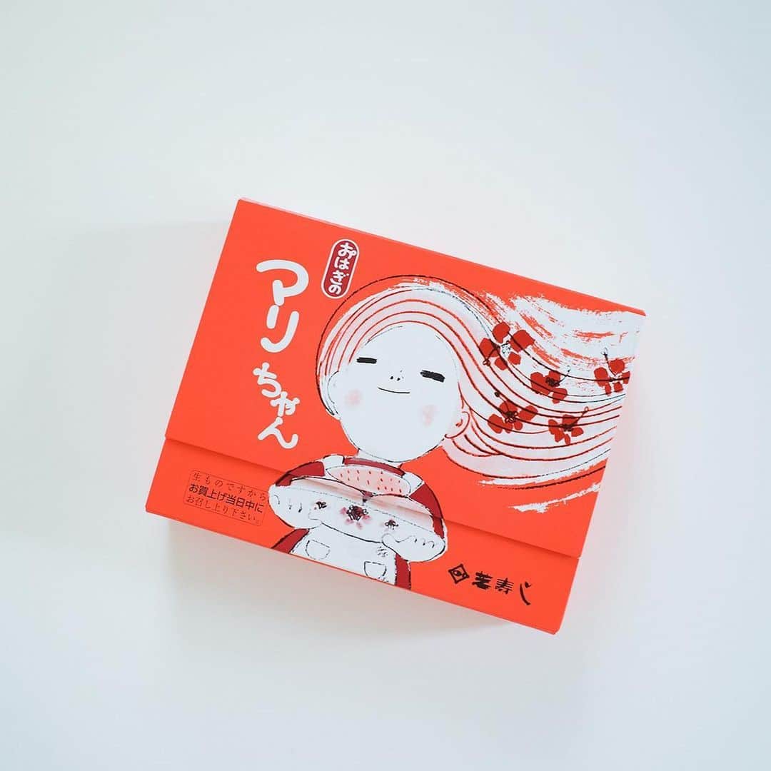 甲斐みのりさんのインスタグラム写真 - (甲斐みのりInstagram)「・ 煎茶堂東京が発行する 「TOKYO TEA JOURNAL」にて お茶に合うあんこのおやつを紹介しています。  #Repost @senchado_tokyo ・・・ 【新連載】 #とっておきのMYあんこ  vol.01 芝寿し〈 おはぎのマリちゃん 〉 甲斐みのり . . . あの人が愛するあんこと、 あんこの思い出エピソード。 3ヶ月ごとに様々な“あんこラバー”が、 その人生で記憶に残るあんこのお話をご紹介します。 月に一度更新予定。  今回は、文筆家・甲斐みのりさんの 思い出深いあんこについて教えていただきました。  - - - - - - - - - - - - - - - - - - - - -  子どもの頃は生クリームが食べられず、 誕生日はバースデーケーキならぬ、 バースデーおはぎを 母に作ってもらっていました。  それというのも、 生まれたのがおはぎを食する習慣がある 秋分の日だから。 そうして大人になった今も、 誕生日にはおはぎを味わっています。  あるときの誕生日に 友人と金沢を旅したとき、 彼女が用意してくれたのが、 「おはぎのマリちゃん」。  石川・福井・富山と、 北陸３県に店舗を構える、 通年で買い求められる「芝寿し」の名物で、 北陸っ子にはおなじみの味。  みずみずしくて品があり、 隠し味のミネラル豊富な 塩や箱に添えられた漬物とも好相性。  ホテルの部屋で 友人におはぎとお茶で祝ってもらった誕生日は、 忘れることができません。  - - - - - - - - - - - - - - - - - - - - -  ◎とっておきのMYあんこ。 vol.01 芝寿し〈 おはぎのマリちゃん 〉 甲斐みのり  - - - - - - - - - - - - - - - - - - - - -  記事全文と素敵なお写真は、 煎茶堂東京オンライン「読みもの」 からご覧いただけます。 . . . #甲斐みのり#あんこ#あんこのおやつ#芝寿し#おはぎのマリちゃん#お茶の時間#暮らしを楽しむ#楽しい暮らし#シンプルな暮らし#美味しいお茶がある暮らし#お茶#煎茶堂東#お茶のある暮らし#日本茶カフェ#シンプルな暮らし#丁寧な暮らし#senchadotokyo」6月30日 16時12分 - minori_loule