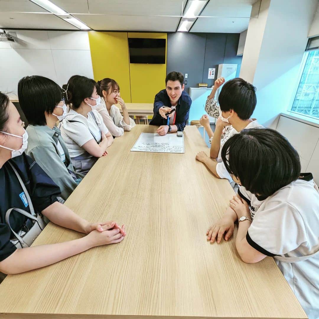 東京ウェディングカレッジさんのインスタグラム写真 - (東京ウェディングカレッジInstagram)「#ウェディング科 国際教育2日目🌎  2日目は、江東区青海にある『TOKYO GLOBAL GATEWAY』に行って来ました◎  TGGでは、まるで海外にいるかのような経験ができます✨  英語は話せないから不安... 大丈夫!!問題ありません🙌  少人数のグループに1人ずつエージェントがついてくれて自然な英語での会話を引き出してくれます♪ エージェントはさまざまな国出身。しかも陽気な方ばかり(^^)  楽しみながら英語コミュニケーションを経験し、他文化への理解を深めることができました  We rearlly enjoyed TGG  #ブライダル学生 #ブライダル専門学校 #東京ウェディングホテル専門学校 #TOKYOGLOBALGATEWAY #TGG #英語村」6月30日 16時12分 - weddingcollege