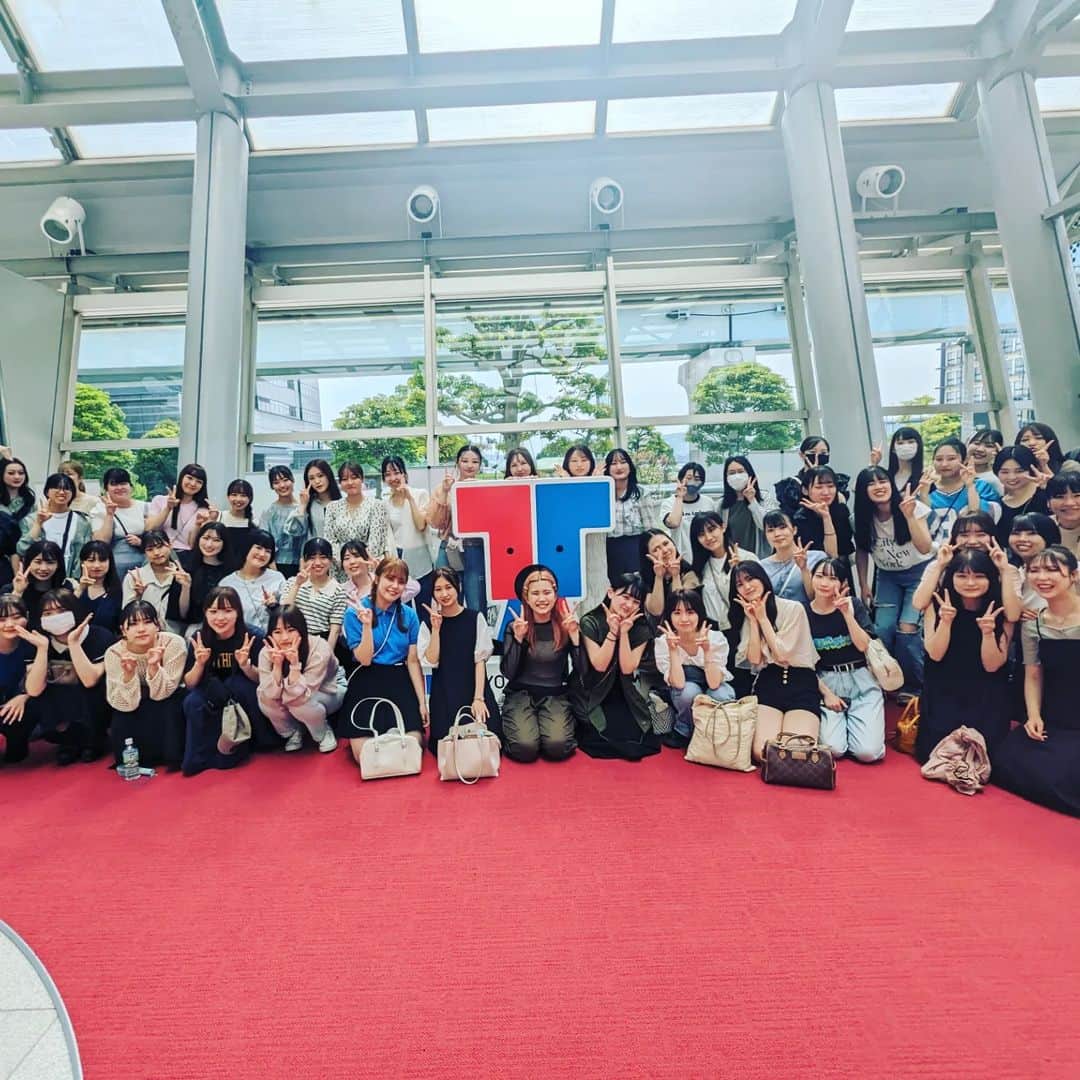 東京ウェディングカレッジさんのインスタグラム写真 - (東京ウェディングカレッジInstagram)「#ウェディング科 国際教育2日目🌎  2日目は、江東区青海にある『TOKYO GLOBAL GATEWAY』に行って来ました◎  TGGでは、まるで海外にいるかのような経験ができます✨  英語は話せないから不安... 大丈夫!!問題ありません🙌  少人数のグループに1人ずつエージェントがついてくれて自然な英語での会話を引き出してくれます♪ エージェントはさまざまな国出身。しかも陽気な方ばかり(^^)  楽しみながら英語コミュニケーションを経験し、他文化への理解を深めることができました  We rearlly enjoyed TGG  #ブライダル学生 #ブライダル専門学校 #東京ウェディングホテル専門学校 #TOKYOGLOBALGATEWAY #TGG #英語村」6月30日 16時12分 - weddingcollege