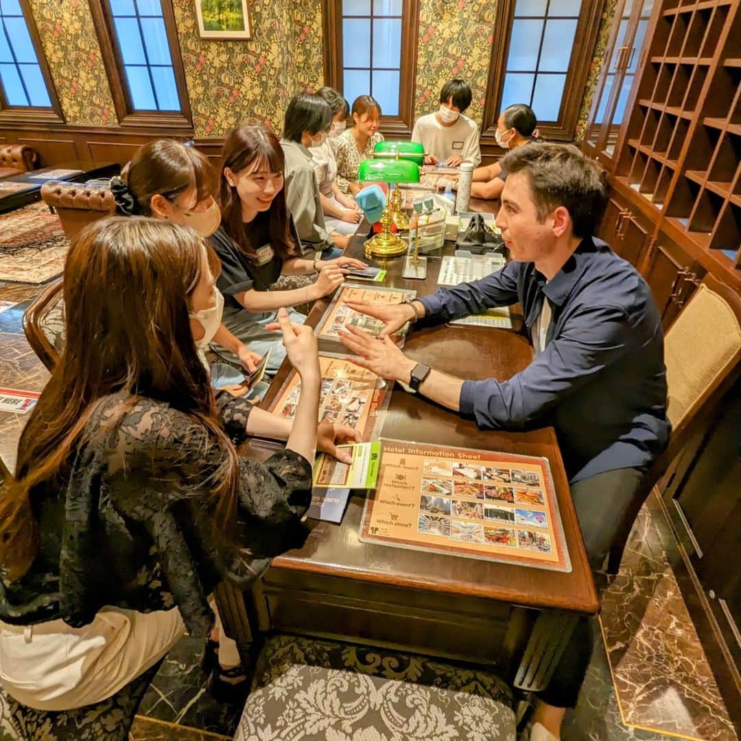 東京ウェディングカレッジさんのインスタグラム写真 - (東京ウェディングカレッジInstagram)「#ウェディング科 国際教育2日目🌎  2日目は、江東区青海にある『TOKYO GLOBAL GATEWAY』に行って来ました◎  TGGでは、まるで海外にいるかのような経験ができます✨  英語は話せないから不安... 大丈夫!!問題ありません🙌  少人数のグループに1人ずつエージェントがついてくれて自然な英語での会話を引き出してくれます♪ エージェントはさまざまな国出身。しかも陽気な方ばかり(^^)  楽しみながら英語コミュニケーションを経験し、他文化への理解を深めることができました  We rearlly enjoyed TGG  #ブライダル学生 #ブライダル専門学校 #東京ウェディングホテル専門学校 #TOKYOGLOBALGATEWAY #TGG #英語村」6月30日 16時12分 - weddingcollege