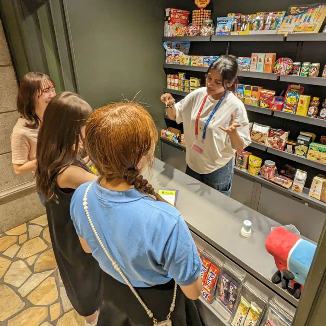 東京ウェディングカレッジさんのインスタグラム写真 - (東京ウェディングカレッジInstagram)「#ウェディング科 国際教育2日目🌎  2日目は、江東区青海にある『TOKYO GLOBAL GATEWAY』に行って来ました◎  TGGでは、まるで海外にいるかのような経験ができます✨  英語は話せないから不安... 大丈夫!!問題ありません🙌  少人数のグループに1人ずつエージェントがついてくれて自然な英語での会話を引き出してくれます♪ エージェントはさまざまな国出身。しかも陽気な方ばかり(^^)  楽しみながら英語コミュニケーションを経験し、他文化への理解を深めることができました  We rearlly enjoyed TGG  #ブライダル学生 #ブライダル専門学校 #東京ウェディングホテル専門学校 #TOKYOGLOBALGATEWAY #TGG #英語村」6月30日 16時12分 - weddingcollege