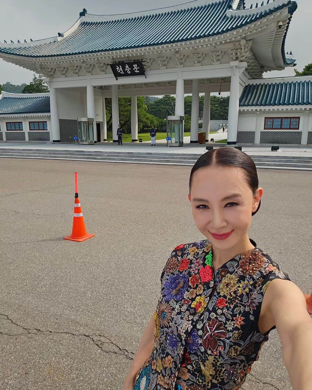 のインスタグラム：「오늘 저녁 7시 국립 서울 #현충원 겨레얼마당에서 최초로 열리는 궁중 전통 한복패션쇼 "자락을 펴다" 리허설중」