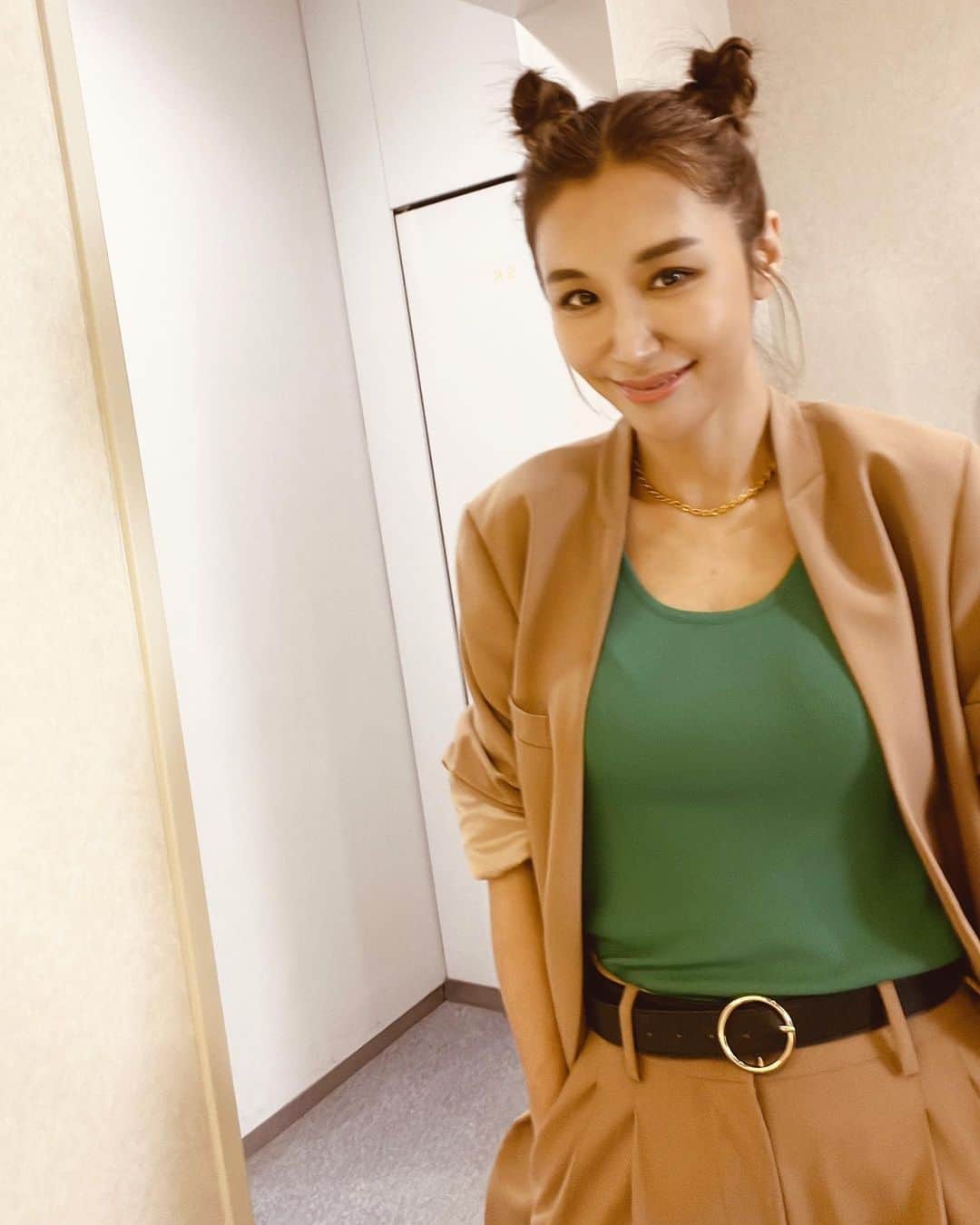 鈴木紗理奈のインスタグラム：「あと数日お仕事したら また母親休暇もらいます。 楽しみすぎる😆  前は歌う時だけやったけど 最近は歌わなくても団子🍡 おーいぇー🤘Boom  #紗理奈流styling」