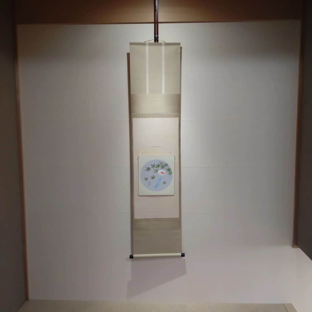 デザオ建設北野展示場さんのインスタグラム写真 - (デザオ建設北野展示場Instagram)「皆様こんにちは！気がつけば6月も終わりですね。  これから夏本番！ということで、とこしえでは夏を元気に過ごすために今年も氷を模した京都の定番和菓子・水無月を用意いたしました！隣のKOHYOUさんで今年も無事入手できました✨ 今年の夏も何事もなく、スタッフ一同、また来場されるお客様も乗り越えられるようにお願いしました🎐  また、明日から夏本番！と気持ちだけでも切り替えようと思い、定番の色紙を床の間に飾りました。そろそろ新しい色紙も用意したいところです🌞  7月は北野展示場で相談会や、インスタライブ、また北区で見学会も開催予定でイベント盛りだくさんです💪 ぜひ、夏には北野展示場にお越しくださいませ♪  #夏越しの祓　#京都 #今年は抹茶味　#水無月 #今年も皆で京都の夏を乗り越えられますように #水無月はインスタ中の人が責任持って食べました #京都市新築　#京都市リフォーム #京都府リノベーション　#京都府新築 #デザオ建設 #デザオ建設北野展示場  #つなぐモデルハウスとこしえ」6月30日 16時14分 - dezao_kitano2018