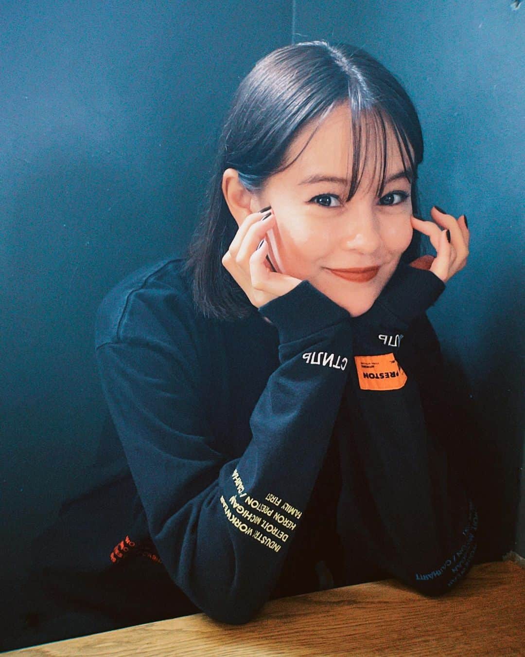 板橋よしえのインスタグラム：「.  @okss2121 🤍🤍🤍 素直で感情表現が豊かで、人懐っこい話し方やさりげない優しい気遣い… emmaのキュートな人となりが大好き！」