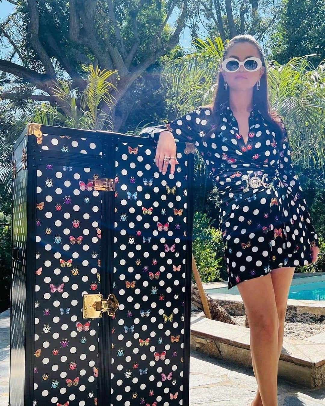 ドナテラ・ヴェルサーチさんのインスタグラム写真 - (ドナテラ・ヴェルサーチInstagram)「@selenagomez and her Versace La Vacanza trunk of summer goodness! @dualipa 🦋🦋🦋 #VersaceLaVacanza」6月30日 16時17分 - donatella_versace