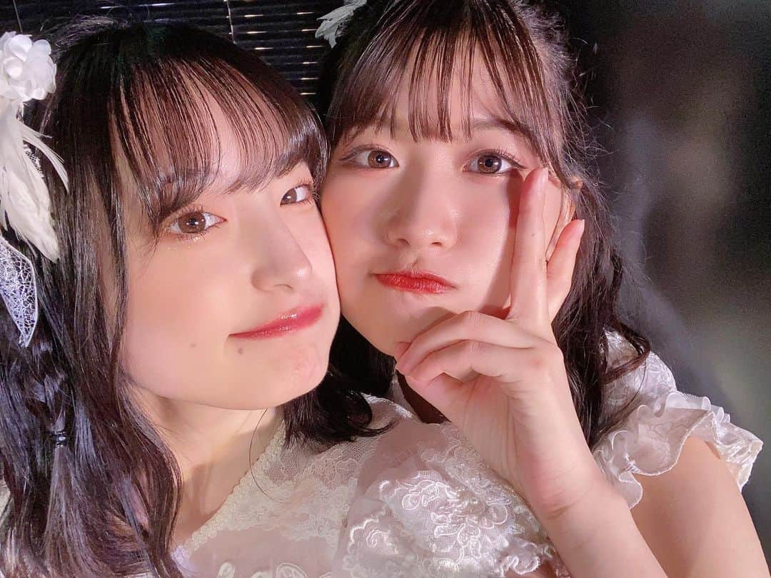 川原美咲さんのインスタグラム写真 - (川原美咲Instagram)「さぁちゃん❤️🩵 ・ ・ 自撮り撮るといつも思うのが､やっぱなーんか顔似てるなぁ　です笑笑 系統違うはずなのに ・ ・ ・ ・ なかよぴ☺️🫧 最近会えてないことに気がついた 仲良いと最近会えてないことに気がつかない事がよくある ・ ・ ・ ・ ・ ・ #みっさやりん #さやりん #髙橋彩香 #高橋彩香 #チーム8 #team8 #ゆるまきヘア #ゆるまきウェーブ #ボブヘアアレンジ #ボブアレンジ #色素薄い系 #色素薄い系女子 #色素薄い系メイク #アイドル衣装 #アイドル前髪 #ロムアンドリップ #リップ #ロムアンドティント」6月30日 16時30分 - misaki_888_sagasaikou