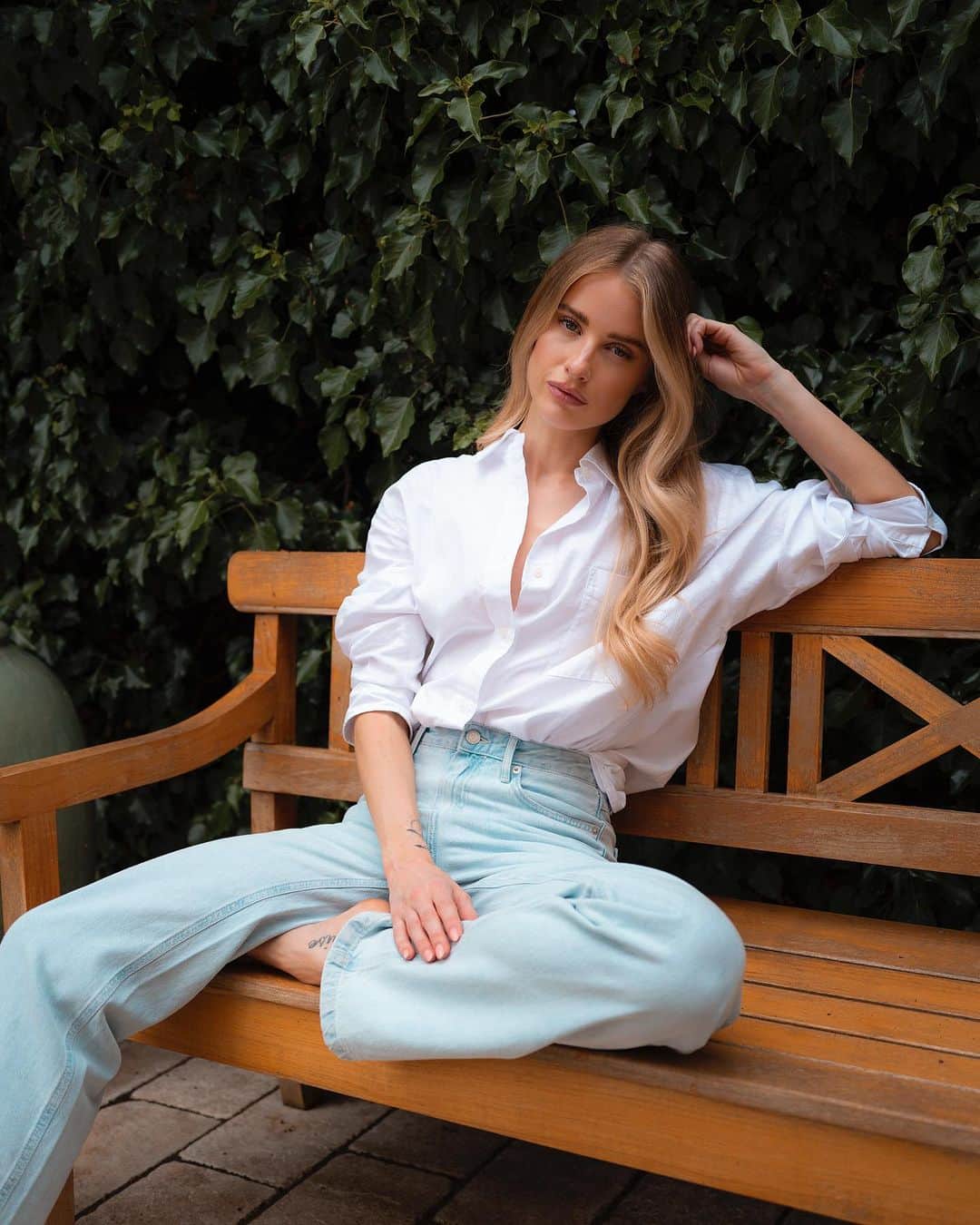 のインスタグラム：「{ad} You need one of these. The classic wardrobe staple; the white Oxford Shirt from @tommyhilfiger. Styled three ways to show the versatility and how it makes any look feel a little smarter. Plus this particular shirt is soft, drapes perfectly and I sized up one size to make it more oversized and masculine. It’s honestly perfect. Which outfit do you like more? 1-3?」