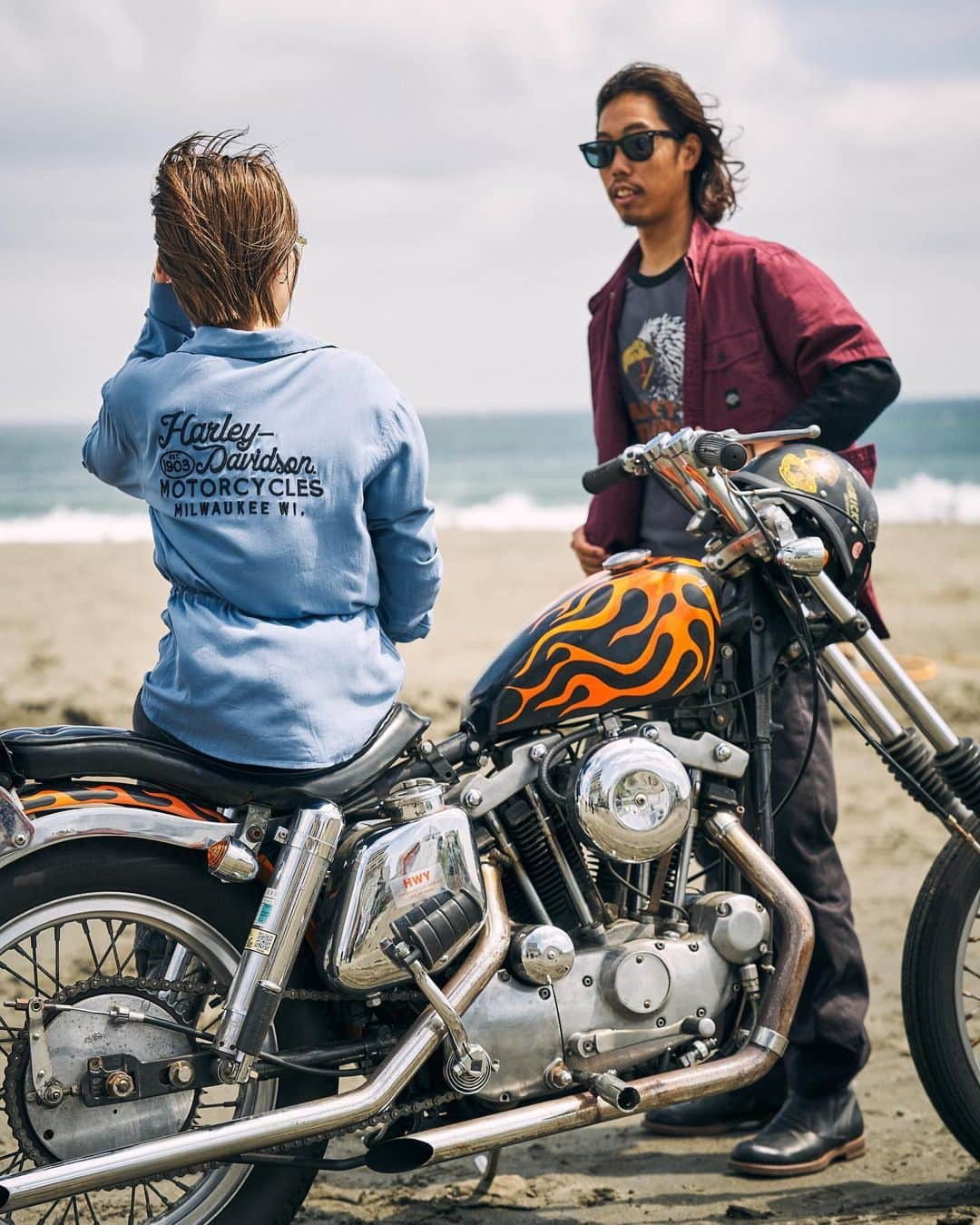 Harley-Davidson Japanさんのインスタグラム写真 - (Harley-Davidson JapanInstagram)「Harley-Davidson Lifestyle H-Dロゴを思い思いに楽しみながらシーサイドを駆る。何気ない時を共に過ごす2人のヴィンテージ系カジュアル   https://www.harley-davidson-japan.jp/top/CSfTop.jsp   #ハーレーダビッドソン #HarleyDavidson #UnitedWeRide #ハーレーアパレル #ハーレーライフ #ハーレーのある生活 #ファッション #HarleyDavidsonLifestyle」6月30日 17時00分 - harleydavidsonjapan