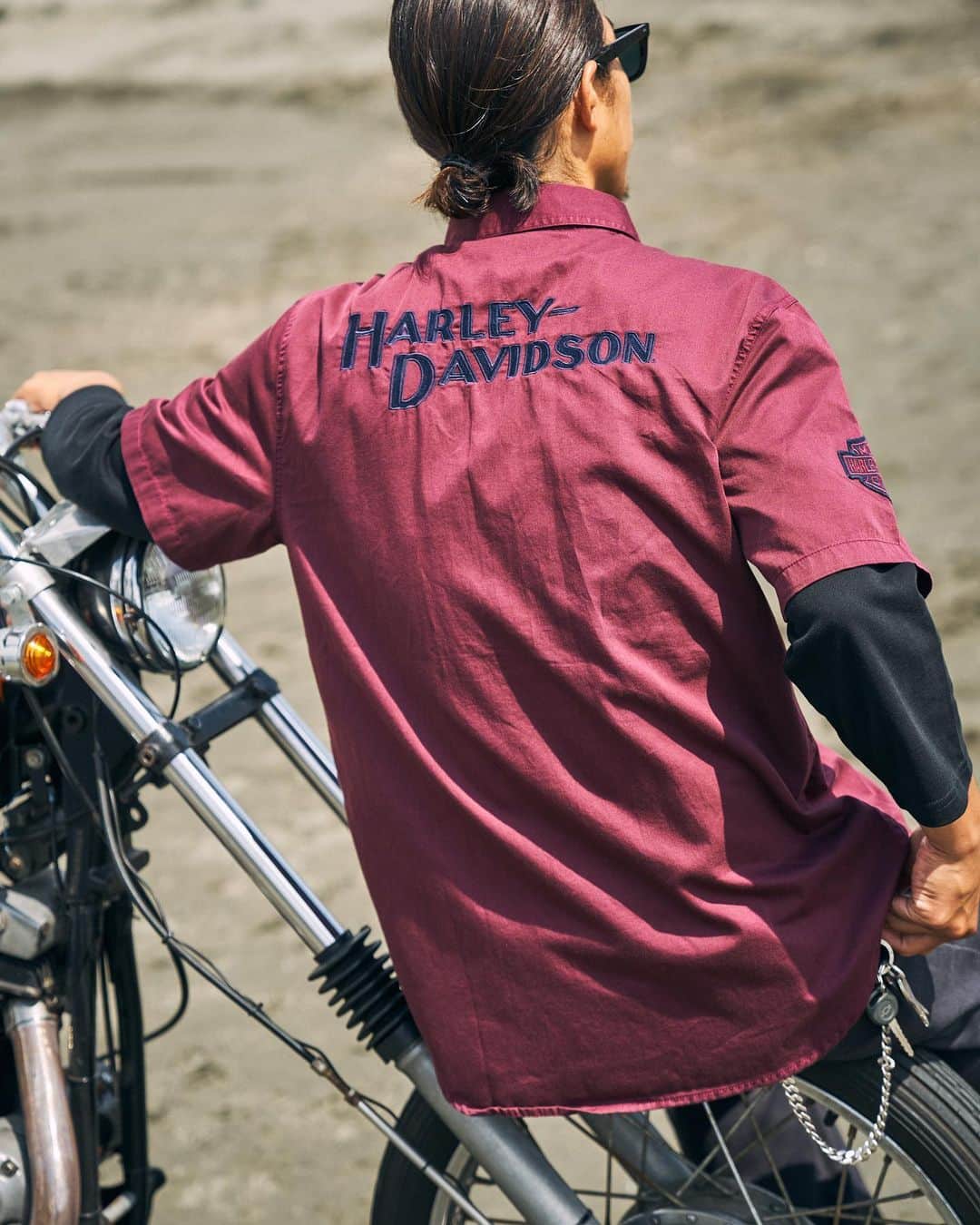 Harley-Davidson Japanさんのインスタグラム写真 - (Harley-Davidson JapanInstagram)「Harley-Davidson Lifestyle H-Dロゴを思い思いに楽しみながらシーサイドを駆る。何気ない時を共に過ごす2人のヴィンテージ系カジュアル   https://www.harley-davidson-japan.jp/top/CSfTop.jsp   #ハーレーダビッドソン #HarleyDavidson #UnitedWeRide #ハーレーアパレル #ハーレーライフ #ハーレーのある生活 #ファッション #HarleyDavidsonLifestyle」6月30日 17時00分 - harleydavidsonjapan