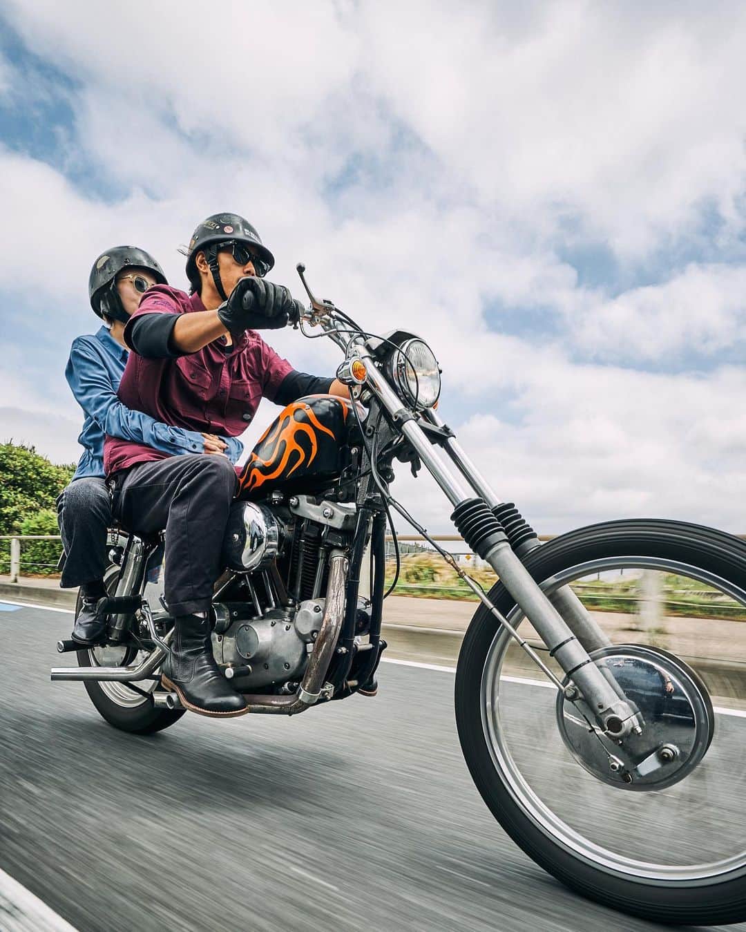 Harley-Davidson Japanさんのインスタグラム写真 - (Harley-Davidson JapanInstagram)「Harley-Davidson Lifestyle H-Dロゴを思い思いに楽しみながらシーサイドを駆る。何気ない時を共に過ごす2人のヴィンテージ系カジュアル   https://www.harley-davidson-japan.jp/top/CSfTop.jsp   #ハーレーダビッドソン #HarleyDavidson #UnitedWeRide #ハーレーアパレル #ハーレーライフ #ハーレーのある生活 #ファッション #HarleyDavidsonLifestyle」6月30日 17時00分 - harleydavidsonjapan