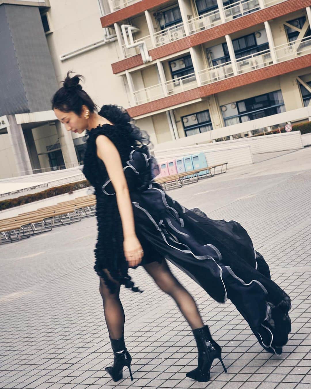 Ms.OOJAのインスタグラム：「おじゃファミ会更新特典タブロイド2023  今年100周年を迎えた文化服装学院さんとのコラボレーション撮り下ろし企画 学生作品を着用させていただきました✨  愛するおじゃファミ達に喜んでもらいたくて、いつもと違ったことを企画してみました！ これはアザーカットなので、タブロイドが届くのを楽しみにしててね。  協力してくれた、さーくん @saatoopp に感謝🙏  協力 @bunka_fc  @bunka_fc_exhibition  Photographer @zenharu_tanakamaru  Hair&make @sea_n.hm  Black Dress//Reina Tomita」