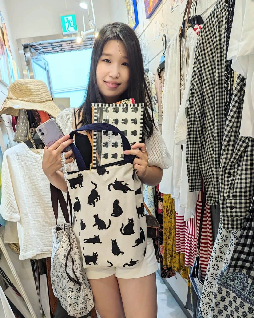 平井富子のインスタグラム：「Taiwan beauty appearance！  台北からTuさんがアンシャンテに、、  学生さんかと思ったら、台北でアクセサリーショップを。素晴らしい〜  東京は初めて。とても気に入ったとか。台湾に２度行ったことがあるので台北トークで盛り上がり〜  作家さんのオリジナル猫バック、ハンドメイドのポーチを多数気に入って頂きました。感謝です～  明後日、帰国予定。東京を楽しんでください～」