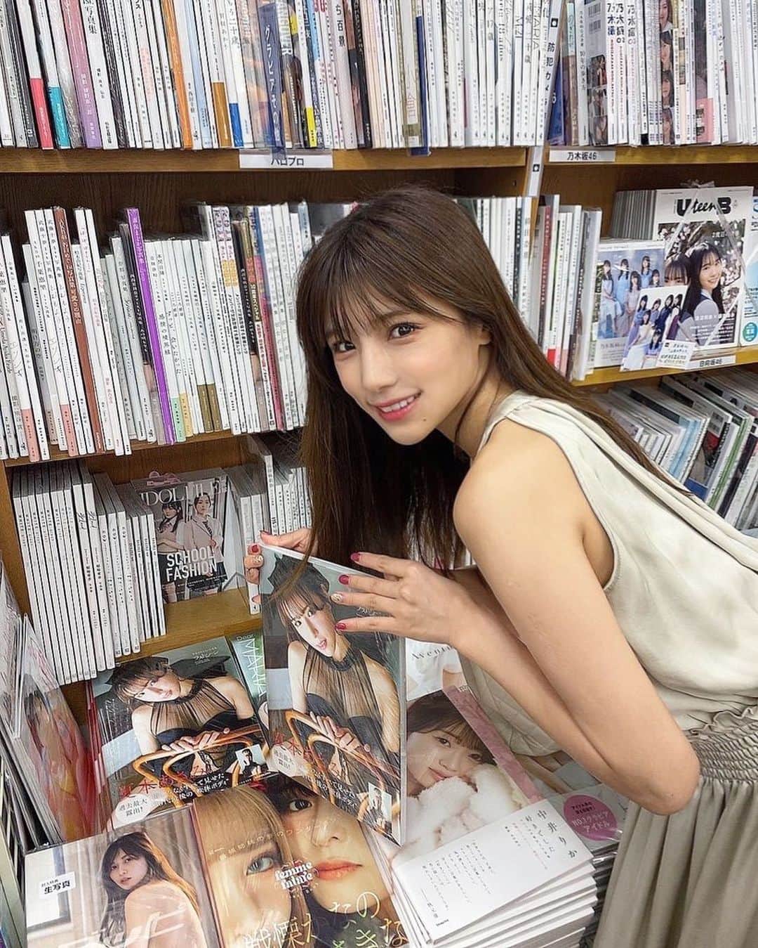 夏本あさみのインスタグラム：「【本日発売】1st写真集「ラストシーン」がKADOKAWAさんより発売いたしました✨ * こんな素敵な夢を叶えられたのはみんながいてくれたからこそ。 * 歌って踊ってみたり、グラビアやってみたり、働きたくなーいって2年何もしなかったり、かと思えば突然やる気になったり、カフェ経営始めてみたり。こんな自由な私を変わらず支え続けてくれて本当にありがとう。 * みんなとともに駆け抜けた20代でした。どの思い出にもみんながいます。 * たまーの浮気は許してあげるっ。かわいい子たくさんいるもんね。 でも、また帰ってきてほしいな。「やっぱり、なんか、あさみちゃんが好き。」そういう存在でいれるようにこれからも頑張ります。 * みんなが発売させてくれた写真集は、私の宝物です。ぜひ、たくさんたくさん見てもらえると嬉しいです。 * 本当にありがとう☺️💖💖」
