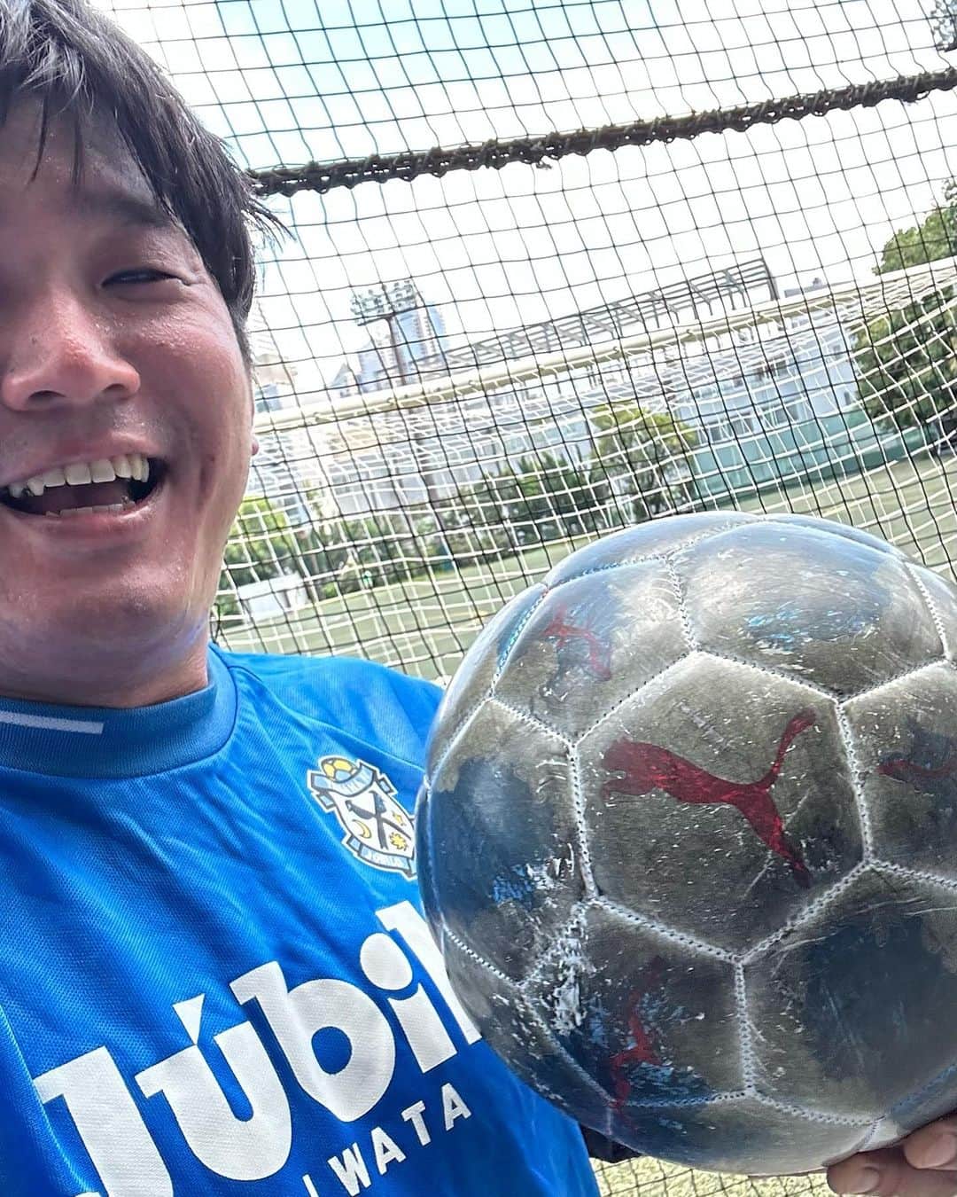 佐々木崇博（うるとらブギーズ）さんのインスタグラム写真 - (佐々木崇博（うるとらブギーズ）Instagram)「知らなかった。サッカーボールって一回使っただけで真黒になるんだな。  #サッカーボール  #真黒」6月30日 16時36分 - bugizutakahiro