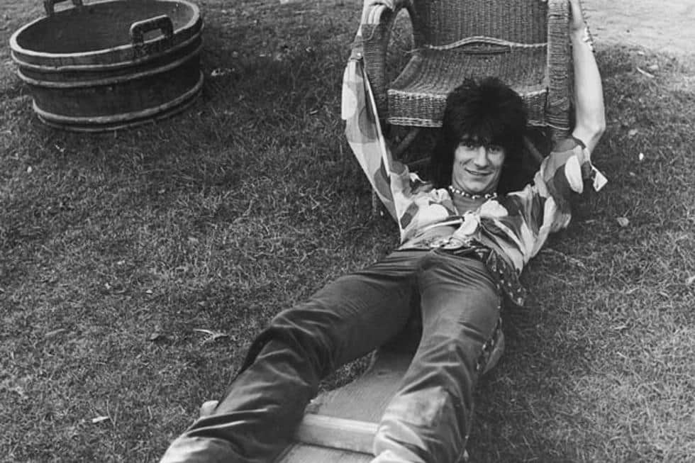 ロン・ウッドさんのインスタグラム写真 - (ロン・ウッドInstagram)「Slide off this!🤣 Ronnie in the garden of his legendary house the Wick, Richmond, London. The Wick was THE rock 'n' roll party house/ recording studio of 1970's London. Among many other great rock 'n' roll songs from that era, Ronnie, with Mick Jagger, recorded the original version of 'It's Only Rock 'N' Roll (But I Like It)', with Ronnie enlisting David Bowie on backing vocals and @kenneyjonesdrums on drums.」7月1日 3時33分 - ronniewood