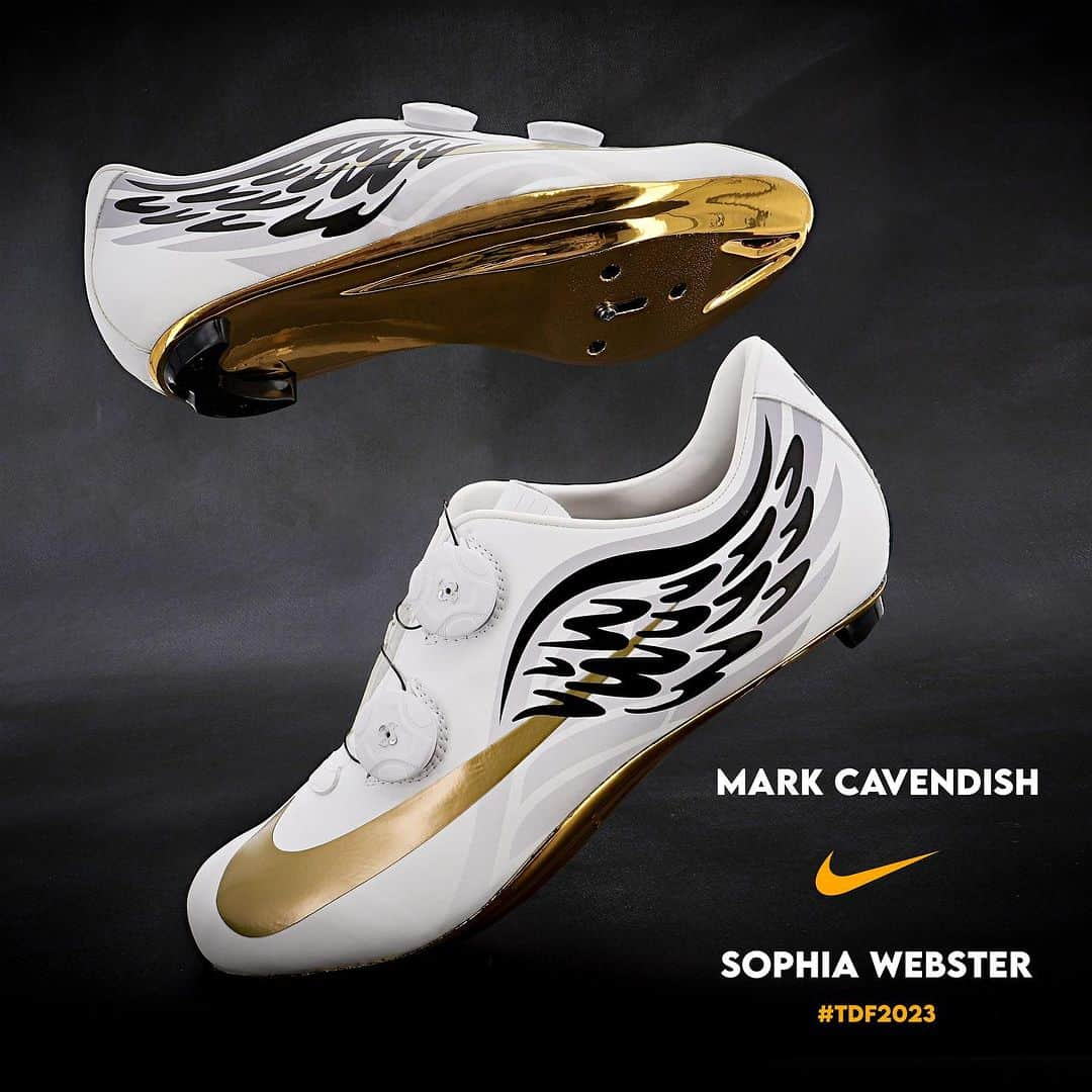 マーク・カヴェンディッシュのインスタグラム：「Mark Cavendish X Sophia Webster #TDF2023 🚴💨🏅   “What an honour it has been to design world champion cyclist, @MarkCavendish’s @Nike shoes for his momentous final Tour de France! 🚴✨ These bespoke shoes merge Mark’s speed-inspired vision of the sublime Greek god Hermes with my best-selling 'Evangeline' angel wing design, finished with an iconic gold @Nike swoosh 💫  GO CAV!! 🌟 We can’t wait to watch you fly! Sophia x “    #MarkCavendishxSophiaWebster  #Nike #MarkCavendish #SophiaWebster #TDF2023 #Nike」