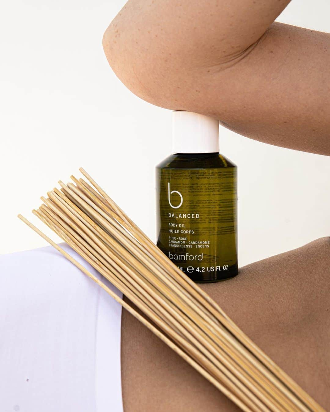 バンフォードさんのインスタグラム写真 - (バンフォードInstagram)「Find balance this weekend with our new B Balanced Body Oil. Designed to soothe, soften and moisturise the skin, while helping to balance the body’s natural cycles.   Fagranced with a blend of cardamom, rose, frankincense, neroli and petitgrain to uplift the mood and calm the mind.   When the body is in need of nourishment, warm a small amount of oil between the hands, and massage into the body with smooth strokes. Amplify the application process with a cold Gua Sha for additional cooling benefits.  Shop in-store and online.  #bamford #balance #bodyoil #bathandbody #skincare #spa #selflove」7月1日 2時06分 - bamford