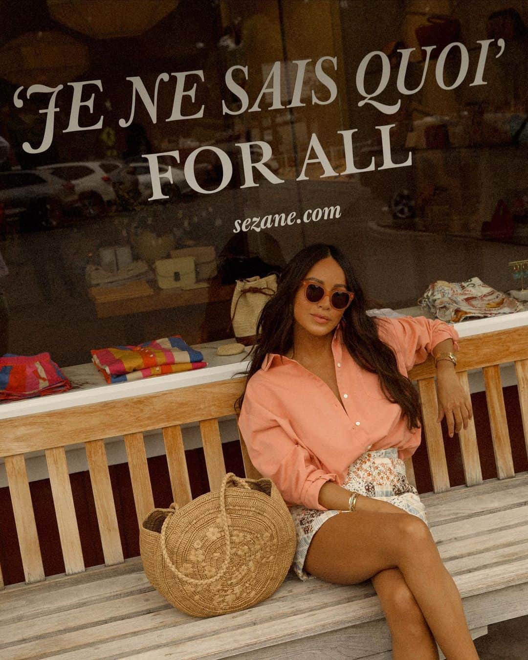 ジュリー・サリニャーナのインスタグラム：「My favorite French brand @sezane with whom I’ve worked with for so many years, has just opened a new pop-up store in Los Angeles and it’s so cute! Feels good to have a little bit of Paris in my city! 🫶🏽  Come get some goodies: Brentwood Country Mart 225 26th Street, Santa Monica, CA 90402 #sezane #sezanelovers」