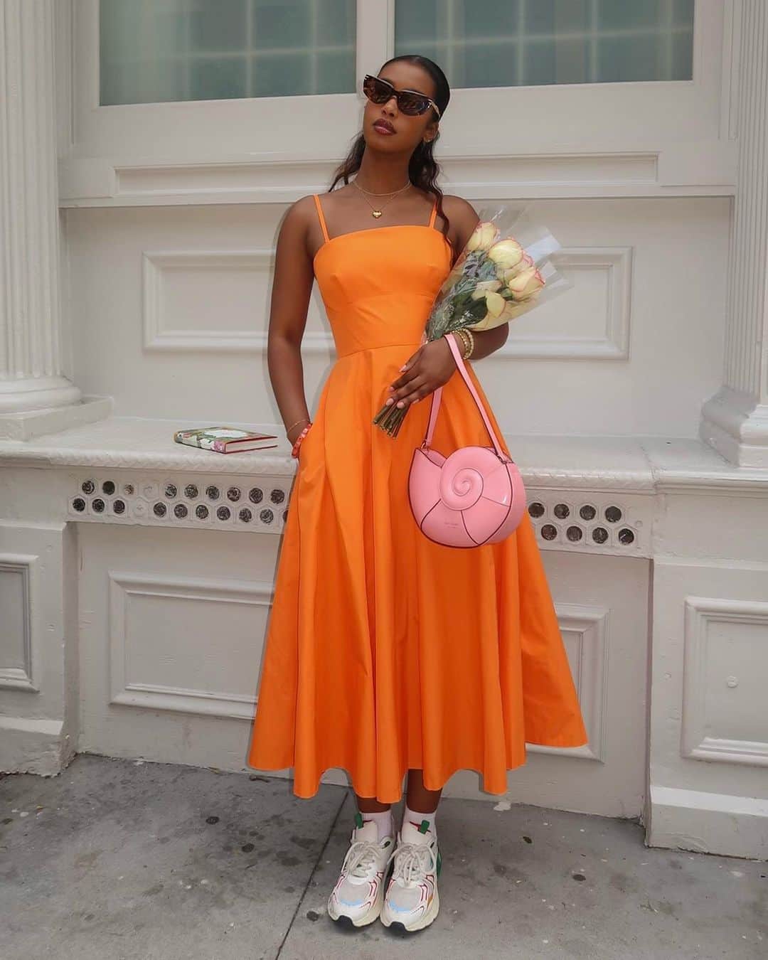 ケイト・スペードのインスタグラム：「Who says shells need to stay at the shore? Not @iamsamiira, @aissatatdiallo, @jeneenaylor or @kelseymerritt... #katespadeny」