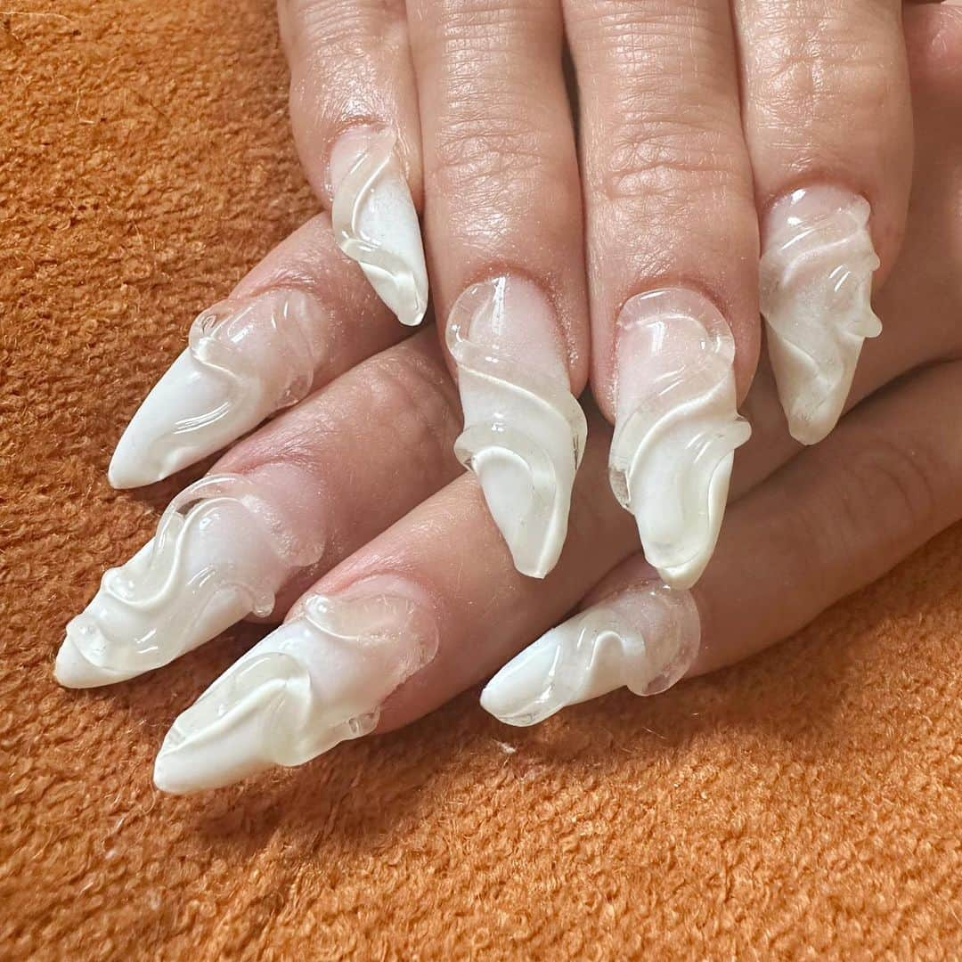 安田直美のインスタグラム：「🤍🤍 @viv_yi 🤍🤍 #3d #3dnails」