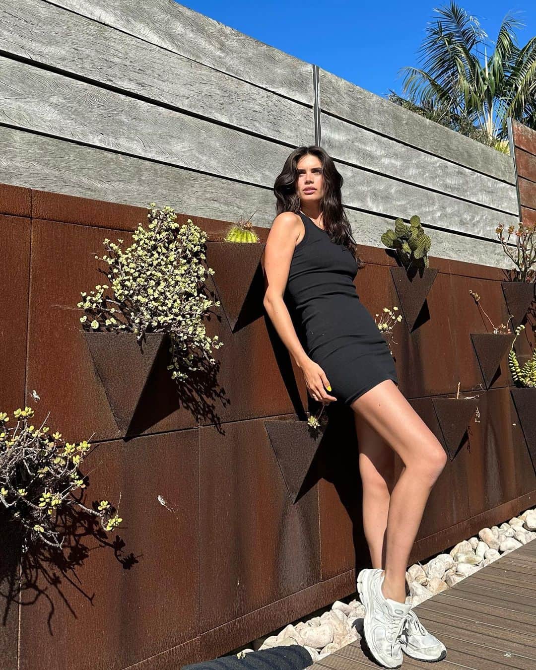 サラ・サンパイオのインスタグラム：「Little black dress 🖤 @alo #alopartner」
