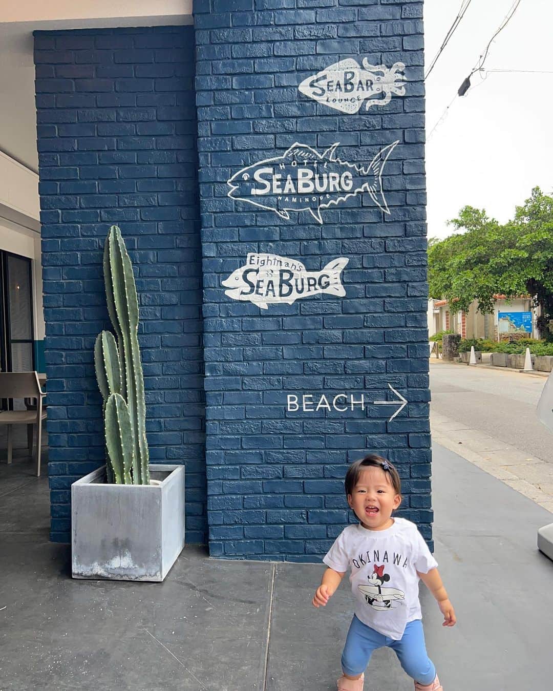 長嶺菜菜子さんのインスタグラム写真 - (長嶺菜菜子Instagram)「【自分の心地よさを選択する】 ⁡ 私がご飯を食べに行くとき 特にランチに行くときに チェックしていることは ⁡ 店内が明るいかどうか✨ 太陽の光は入ってくるか🌞 ⁡ ということ！ ⁡ 店内が明るいと 自分の気分も気持ちも明るくなるし 前向きになれる！ ⁡ 私の心地よさはそこ🤎 ⁡ だから、インスタやGoogleマップの写真は めっちゃ見まくる👀 ⁡ 味も大事だけど、 雰囲気や空間も大事💛 ⁡ ⁡ @eightmans_seaburg  この場所も 窓が大きくて、太陽の光も入って明るい 海風も通って心地良かった☺️✨ ⁡ あおいがいたから、あまりゆっくりは 出来なかったけど ⁡ 一緒にランチした @sayakahmkukuru  が見てくれて本当に助かった🥹🙏 ⁡ ⁡ ⁡ ⁡ 心地よさは人によって様々✨ ⁡ 自分の心地よさを知って 日々選択できたら最高に幸せ🤍 ⁡ ＿＿＿＿＿＿＿＿＿＿ #子供に伝えたいこと #沖縄ママ #心地よさ #日々思っていること  #アウトプット #沖縄ママライフ」7月1日 2時10分 - na7co0422