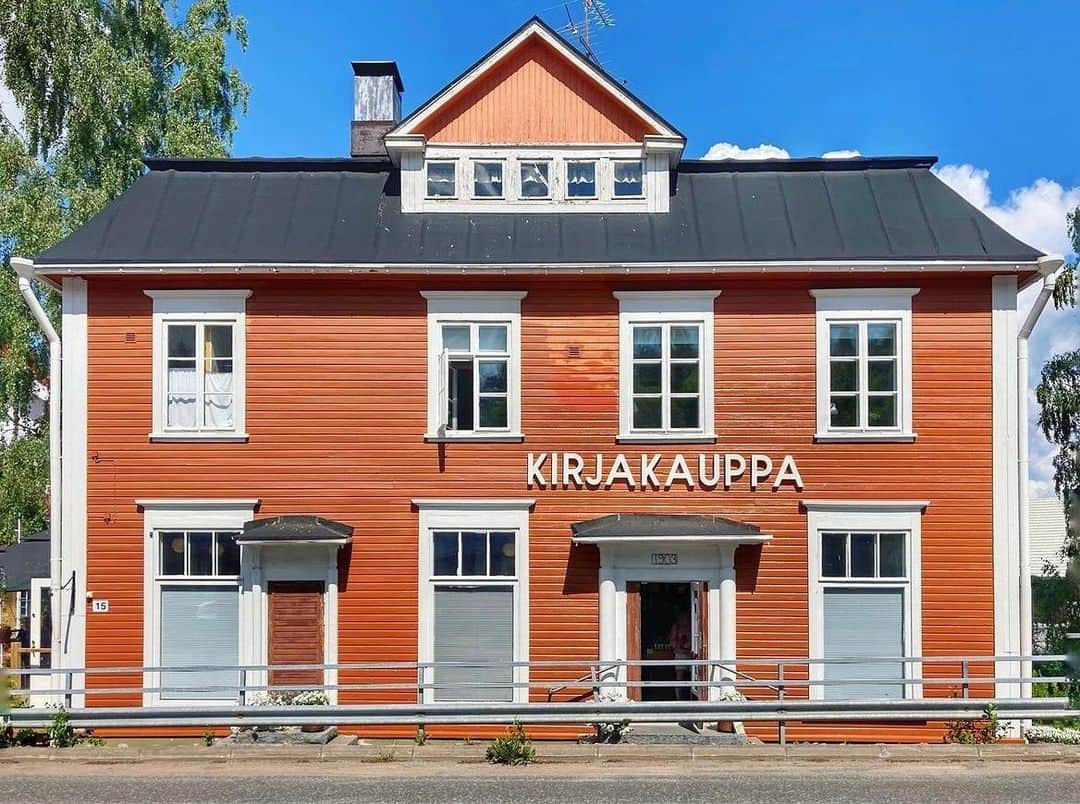 フィンランド政府観光局のインスタグラム：「RuovesiにあるVinhan kirjakauppaはフィンランドで一番古い本屋さんの一つです。📚1931年に建てられた木造の建物は最近改修されたばかりだということです。🏠 ． 📸 @architecture_in_helsinki Kiitos! 🙏  #visitfinland #ourfinland #visitfinlandjp #finland #北欧旅行 #travelgram #フィンランド #フィンランド政府観光局 #北欧 #travel #instatravel #travel #travelgram #travelling #traveler #旅したくなるフォト #旅行 #旅 #海外旅行 #travelphotography  #旅行大好き #旅行好き #旅スタグラム #旅好き #ヨーロッパ旅行 #旅に出たい #トラベル #本屋 #本屋さん」