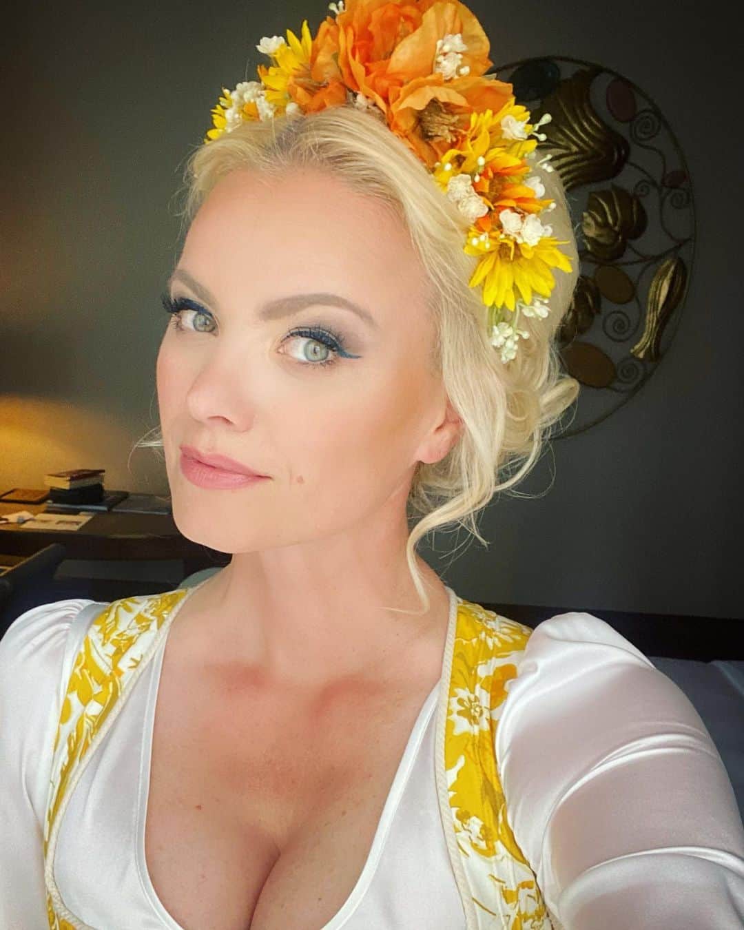フランツィスカ・クヌッペのインスタグラム：「In Vienna to celebrate 70 years of @sportalm_kb ♥️💋✨💛 Hairpiece by me 🌼  #sportalm #vienna #austria #dirndl #tradition #enjoylife #everysecond」