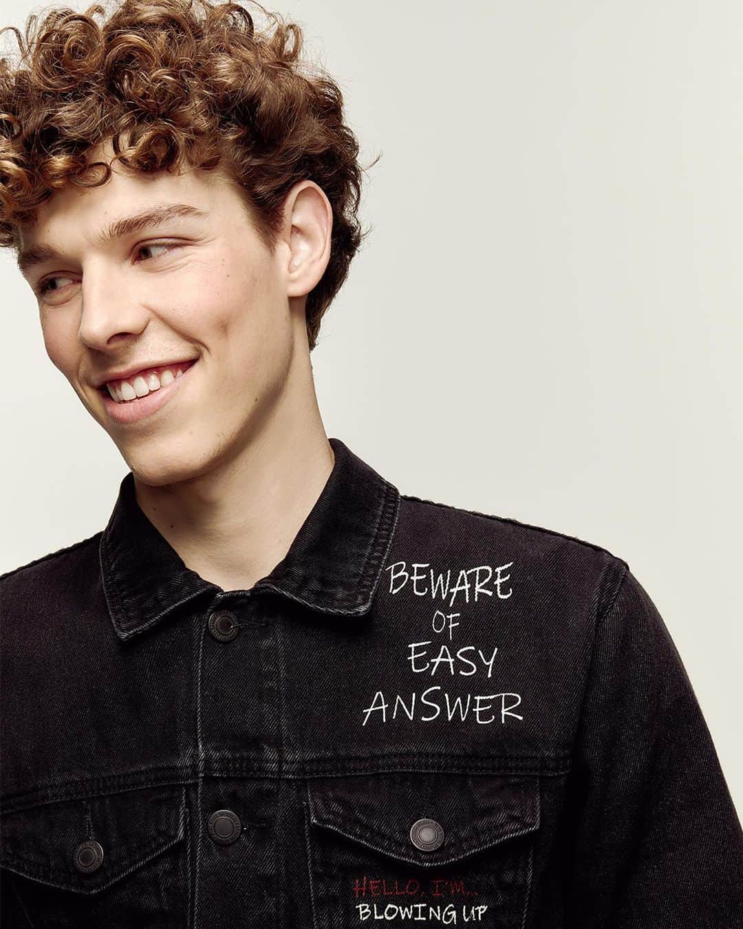 ロジャス・レナーのインスタグラム：「Quer uma peça curinga para investir neste inverno? Aposte nas jaquetas jeans! Atemporais, elas complementam o look com um toque despojado e moderno. Arraste para o lado e compre agora mesmo no site e app. #modamasculina #looks  Calça loose jeans 787247250 | jaqueta jeans com estampa silk 626458128 | jaqueta jeans estonado com rasgos 626458216 | jaqueta trucker jeans 626458216 | tênis street cano baixo 553103181 | tênis street cano baixo 553103181 | calça loose jeans 787247250 | calça jeans reta 634801918」
