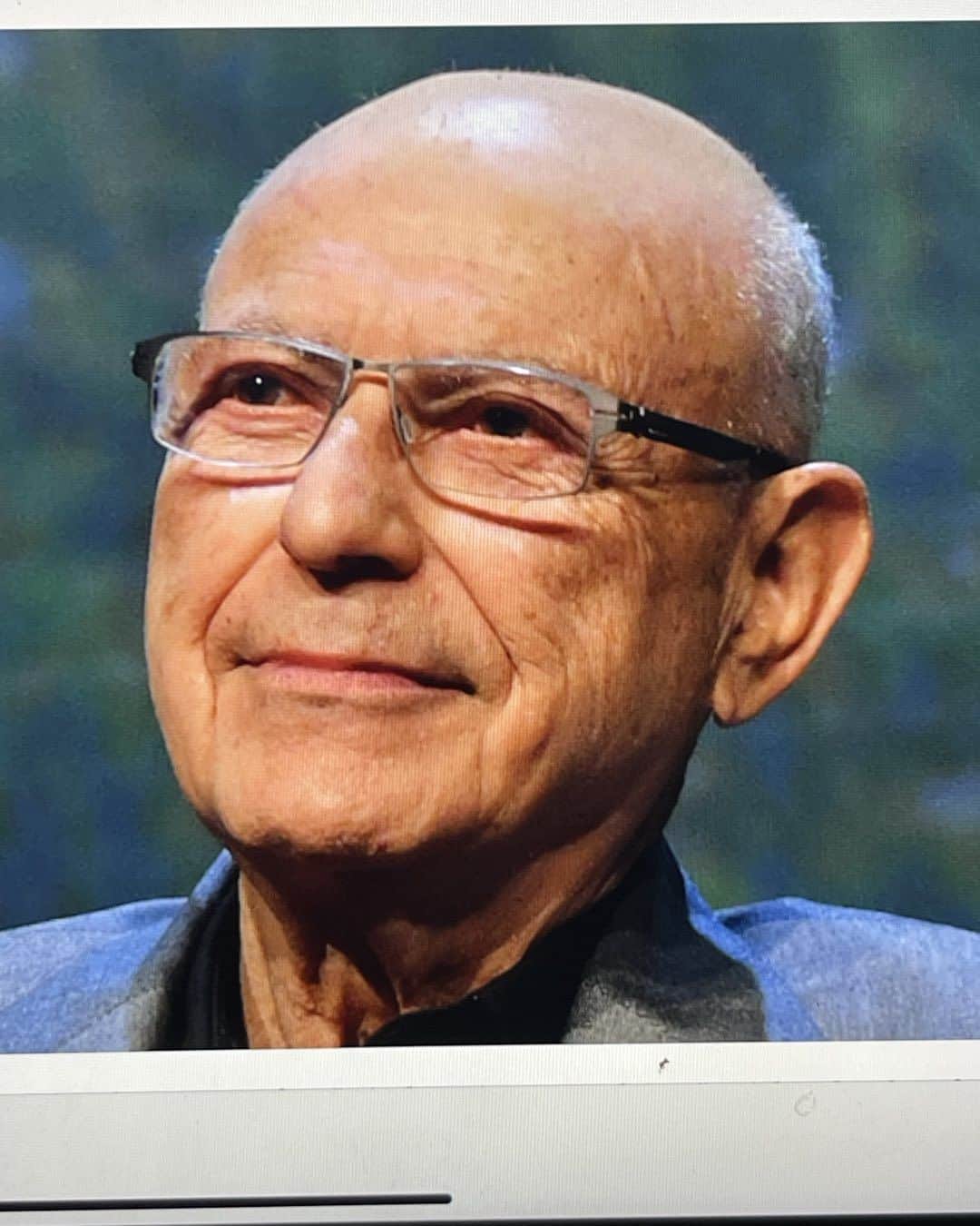 マイケル・キートンのインスタグラム：「The only thing better than enjoying this legend/comedy giant on stage/screen was enjoying him as a friend. I loved(love!) this guy. Man, I'm (we) will miss this guy. I've been lousy about saving things from my years in the industry, thanks God I have some of his texts/emails. Tough day for a LOT of us」