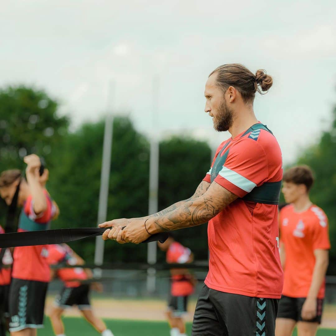 マルコ・ヘーガーのインスタグラム：「1. Training mit der U21 ✅   Neuverpflichtung Marco Höger war heute das erste Mal beim Training mit seinem neuen Team dabei. Schön dich wieder in rut un wiess zu sehen! 🔴⚪️ ___ #effzeh #younggoats」