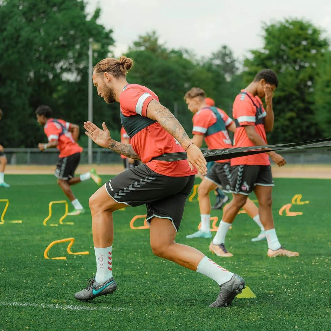 マルコ・ヘーガーさんのインスタグラム写真 - (マルコ・ヘーガーInstagram)「1. Training mit der U21 ✅   Neuverpflichtung Marco Höger war heute das erste Mal beim Training mit seinem neuen Team dabei. Schön dich wieder in rut un wiess zu sehen! 🔴⚪️ ___ #effzeh #younggoats」7月1日 2時34分 - marco_hoeger