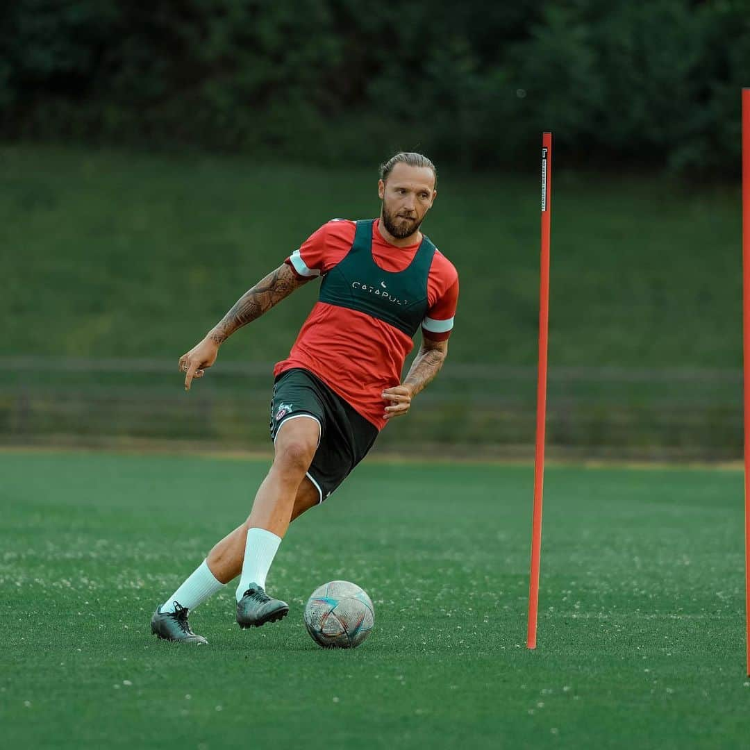 マルコ・ヘーガーさんのインスタグラム写真 - (マルコ・ヘーガーInstagram)「1. Training mit der U21 ✅   Neuverpflichtung Marco Höger war heute das erste Mal beim Training mit seinem neuen Team dabei. Schön dich wieder in rut un wiess zu sehen! 🔴⚪️ ___ #effzeh #younggoats」7月1日 2時34分 - marco_hoeger