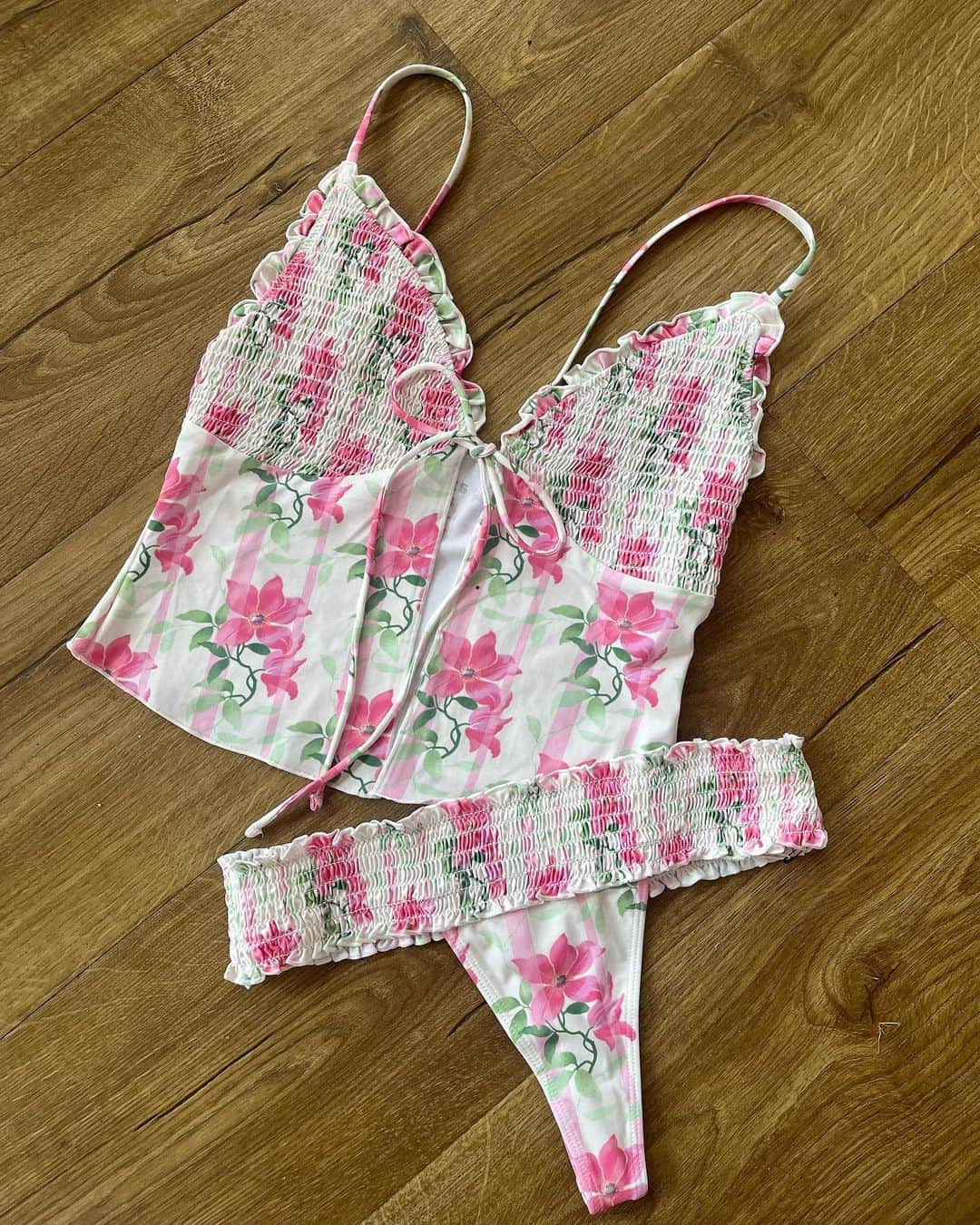 FRANKIES BIKINISのインスタグラム：「spotted in montauk 🎀 ps! in-store exclusives now 25% off at all store locations. ends 7.4.」