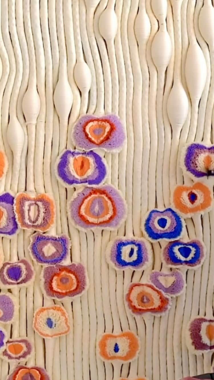 ELLE Brasilのインスタグラム：「Estamos obcecados por essas florzinhas de lã da artista alemã @joana.n.schneider. Suas obras sempre trazem um elemento inesperado em meio a fofuras em tons pastel. Para descobrir mais, acesse o perfil dela, vale a pena!」